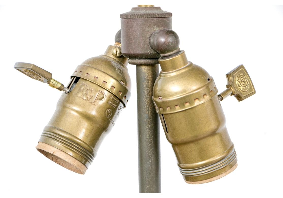 Bella coppia di antiche lampade a urna neoclassiche in bronzo In condizioni discrete in vendita a Bridgeport, CT