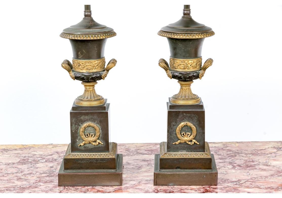 Bronzo Bella coppia di antiche lampade a urna neoclassiche in bronzo in vendita