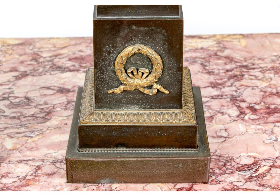 Bella coppia di antiche lampade a urna neoclassiche in bronzo in vendita 1