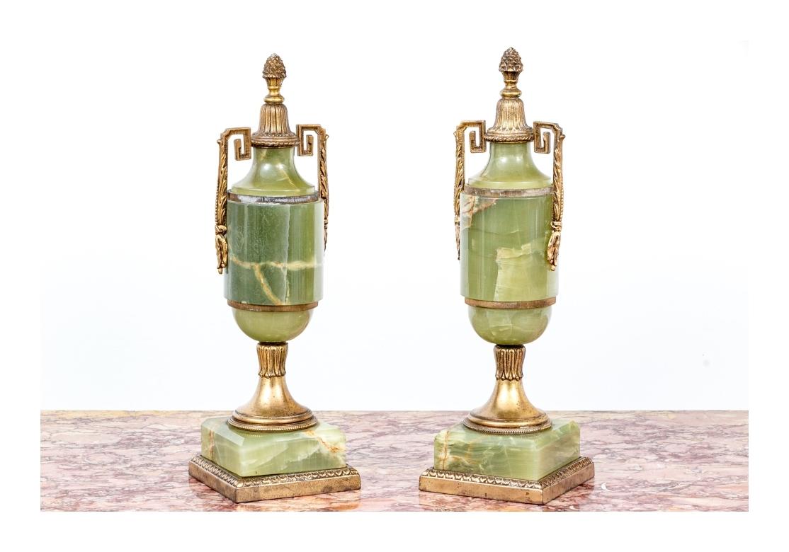 Bella coppia di antichi guarnitori a forma di urna in onice e bronzo dorato Sunset Lamps reciproco in vendita 6