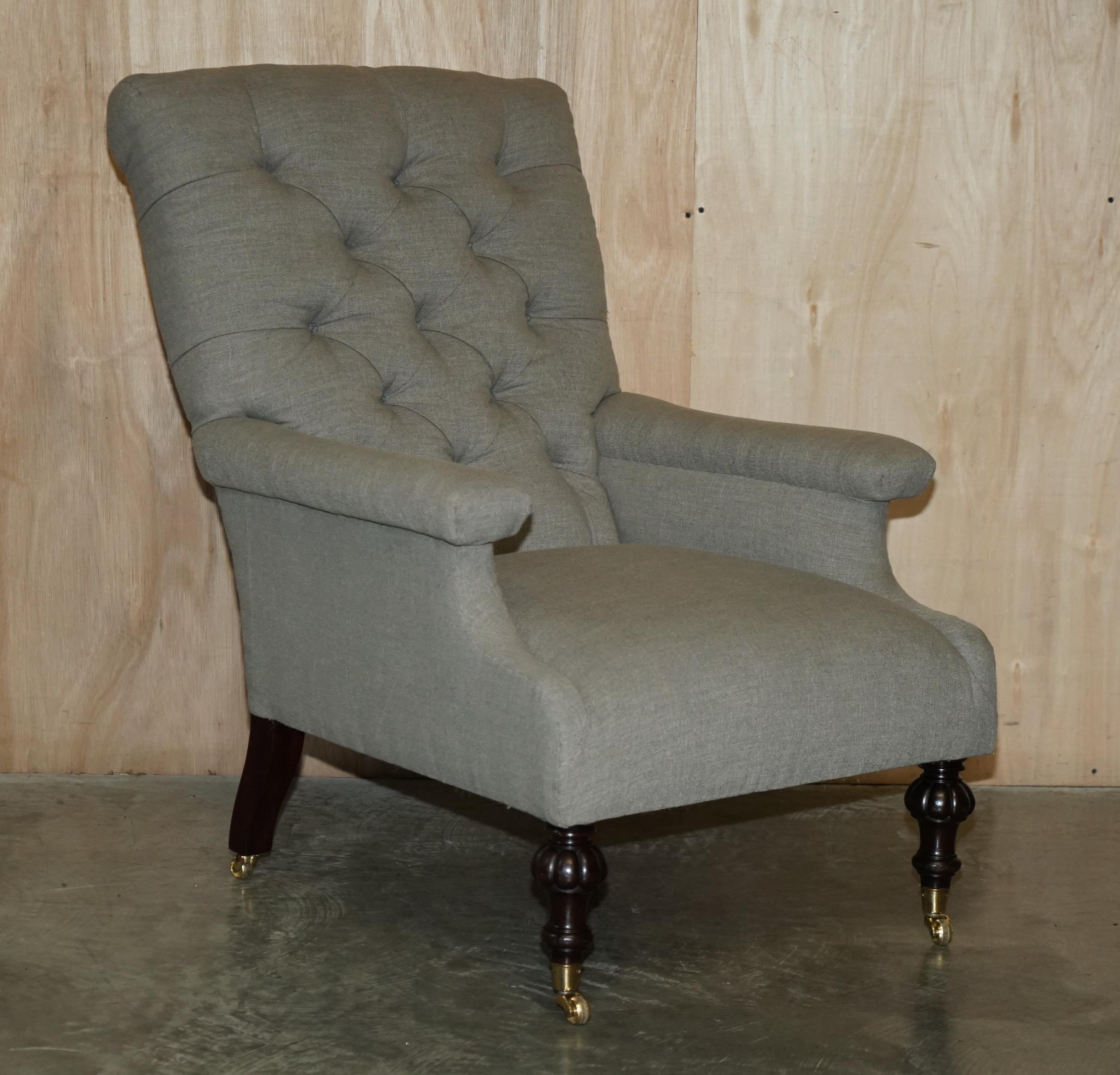 Nous avons le plaisir de proposer à la vente cette paire de fauteuils de bibliothèque très rares, estampillés William Morris & Co Edinburgh, pour elle et lui, en lin gris.

Il s'agit d'une paire de fauteuils d'époque Victorienne estampillés Morris