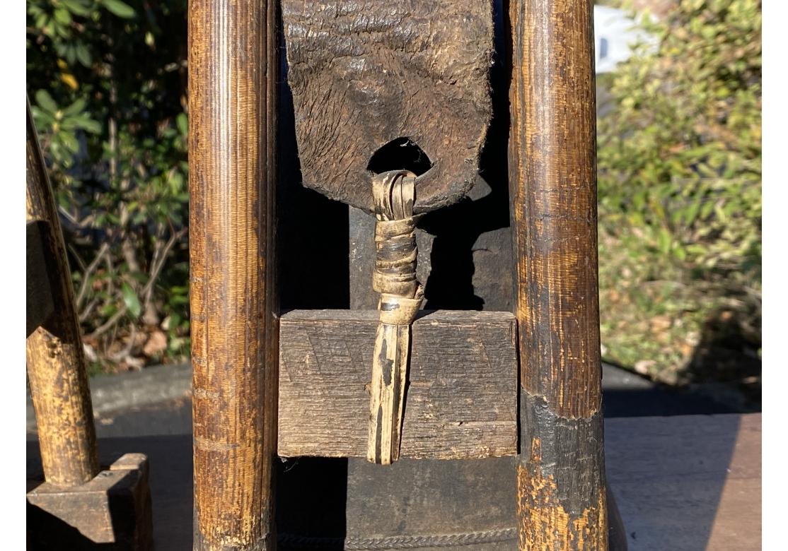 Pareja tradicional de finales del siglo XIX/principios del XX  Campanas de latón o bronce comúnmente denominadas campanas de elefante, aunque es más probable que campanas de este tamaño se utilizaran para el gigantesco búfalo de agua. Las campanas