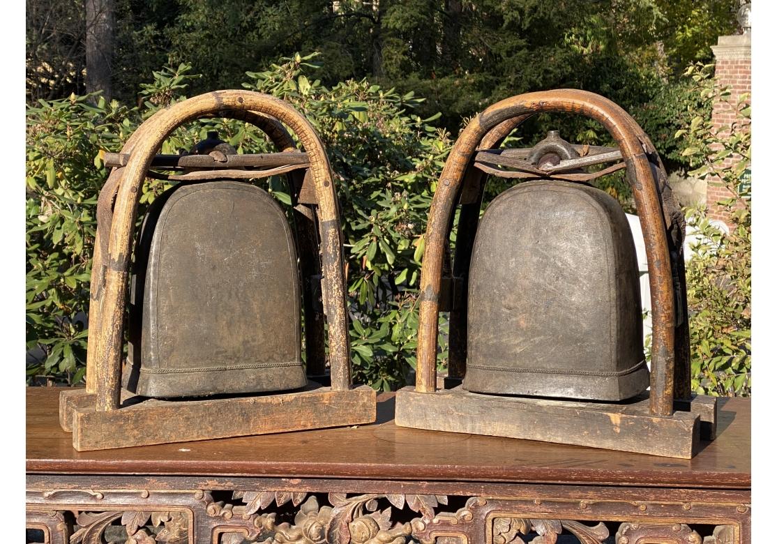 Fino par de campanas de elefante antiguas tailandesas montadas en bronce en venta 2