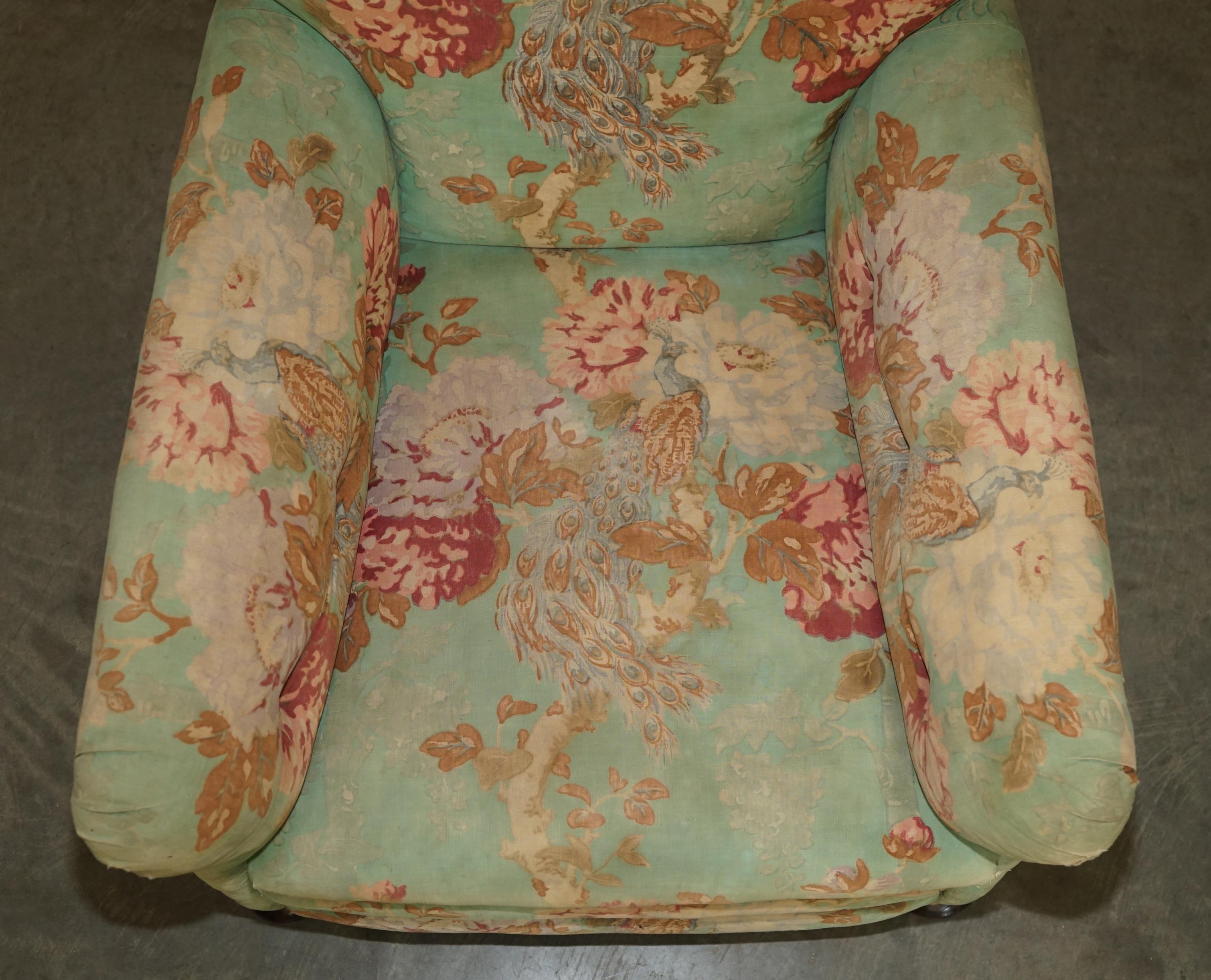FINE PAIR OF ANTIQUE VICTORIAN MAPLE & CO HOWARD ENGLISH COUNTRY HOUSE ARMCHAIRs In Distressed Condition In West Sussex, Pulborough