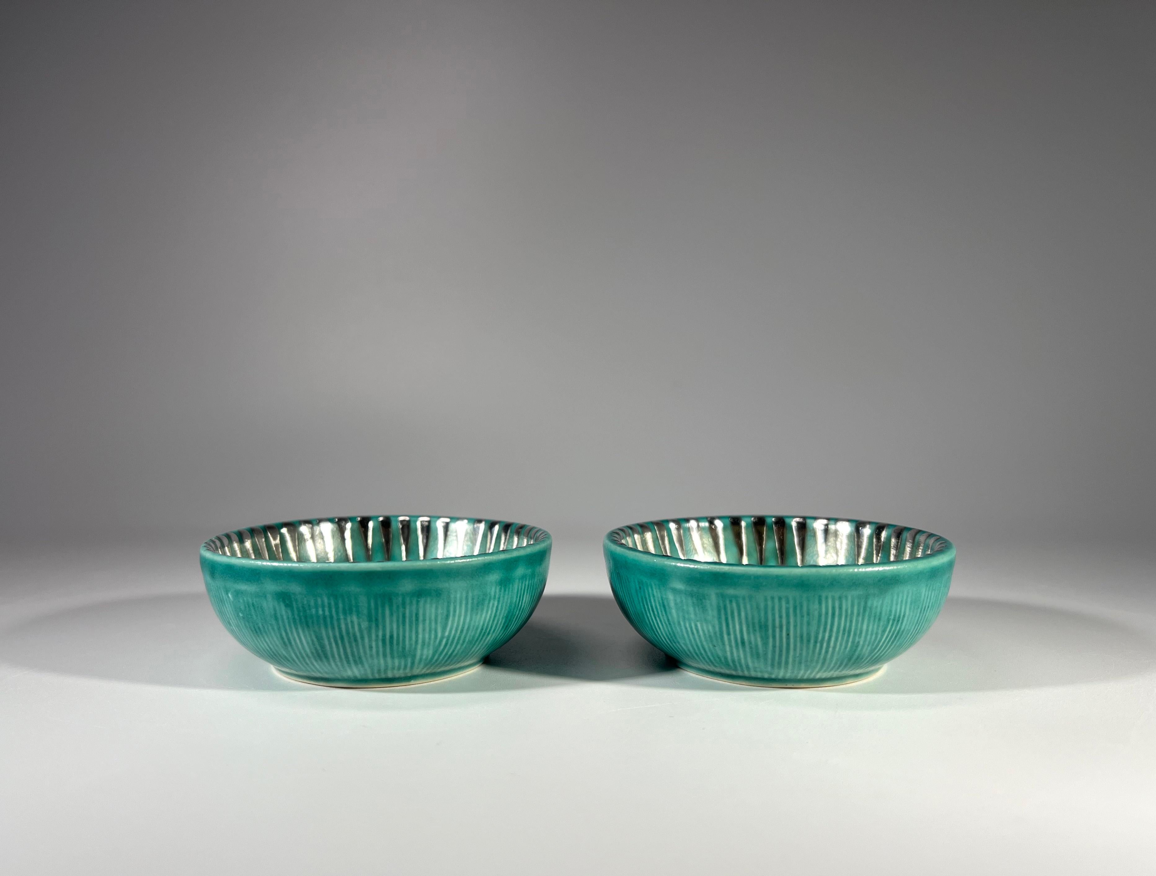 Superbe paire de sels en grès avec décoration en argent appliquée par Wilhelm Kage pour Gustavsberg, Suède, mesurant à peine un pouce de haut.
De délicieux morceaux d'ARGENTA
Circa 1955
Estampillé Gustavsberg ArgentA au verso #251 Z
Diamètre 2,5