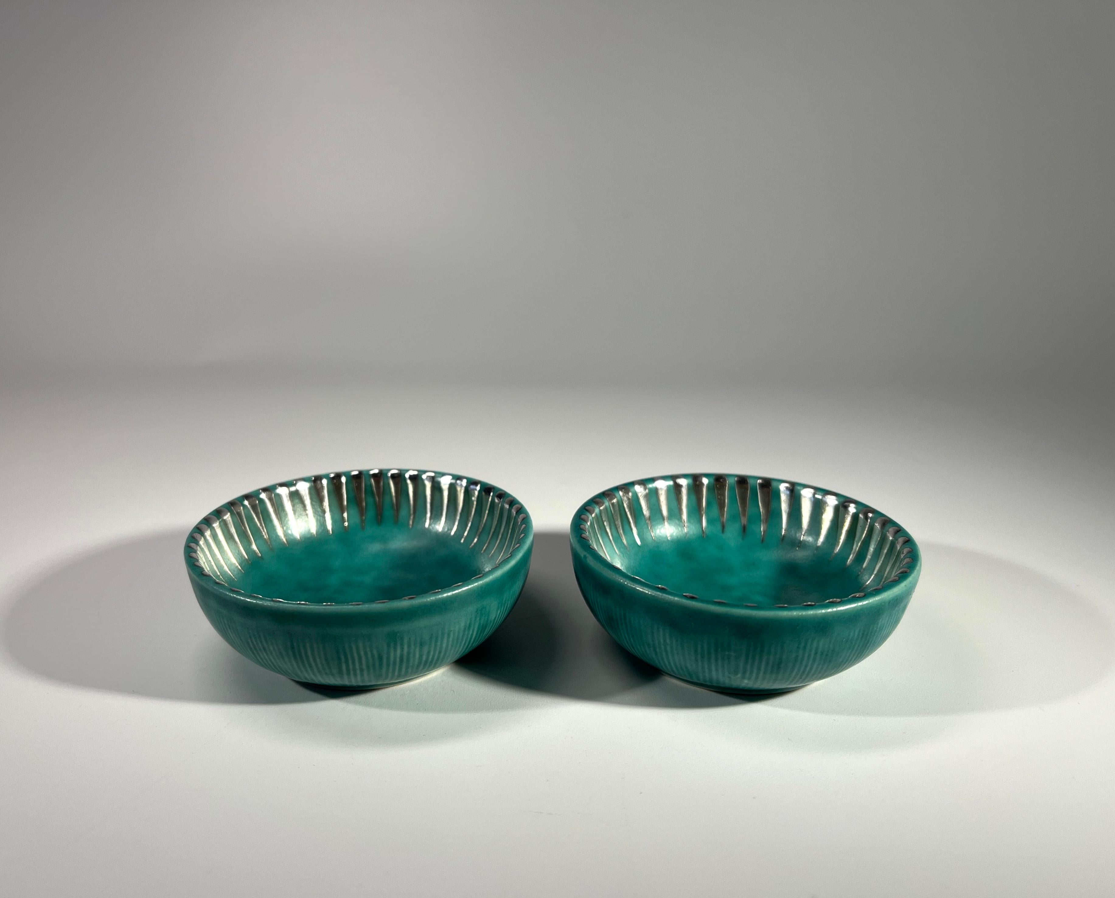 Suédois Paire de sels Argenta par Wilhelm Kage, Suède. Grès à l'argent appliqué en vente