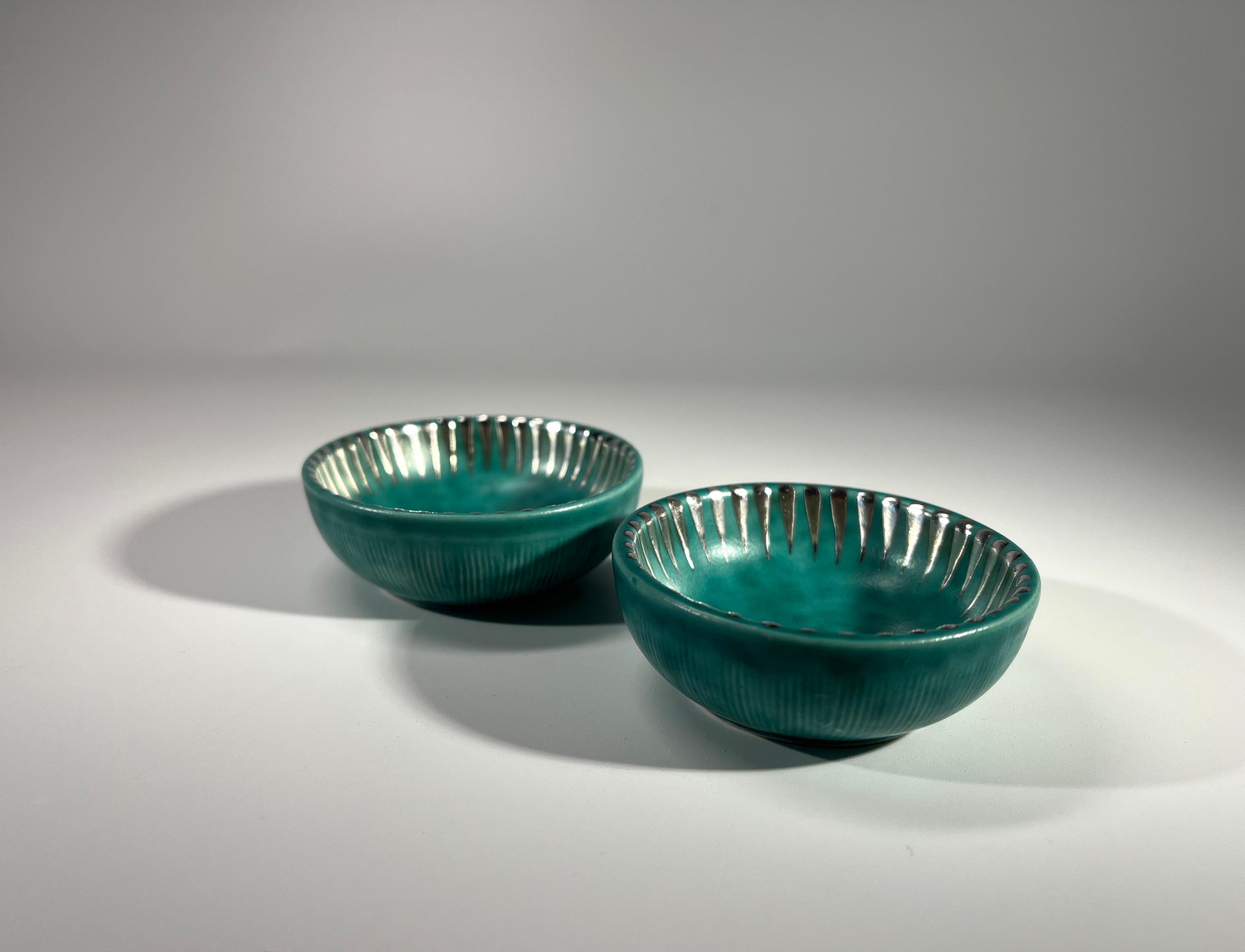 Vernissé Paire de sels Argenta par Wilhelm Kage, Suède. Grès à l'argent appliqué en vente