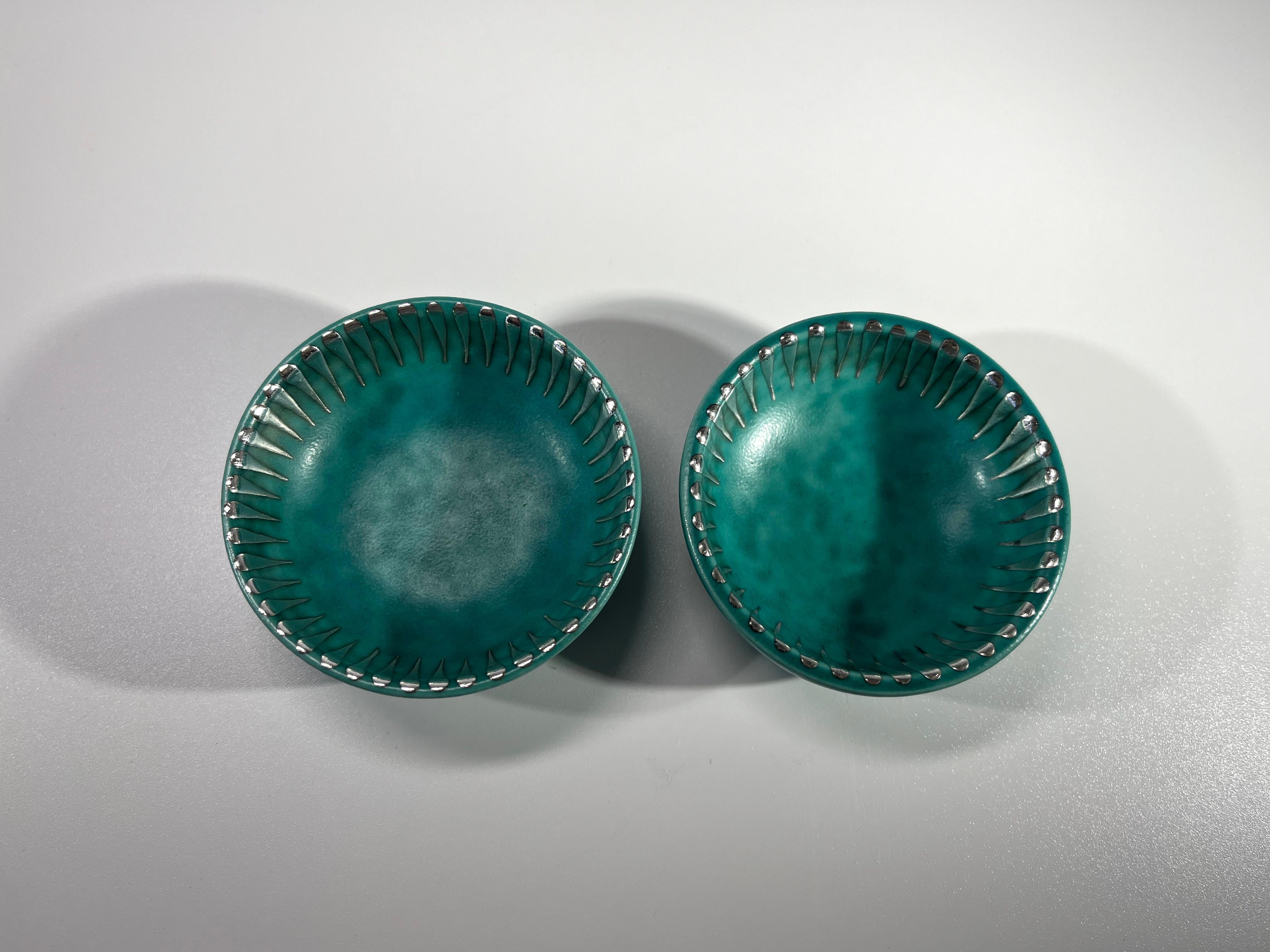 Paire de sels Argenta par Wilhelm Kage, Suède. Grès à l'argent appliqué Bon état - En vente à Rothley, Leicestershire