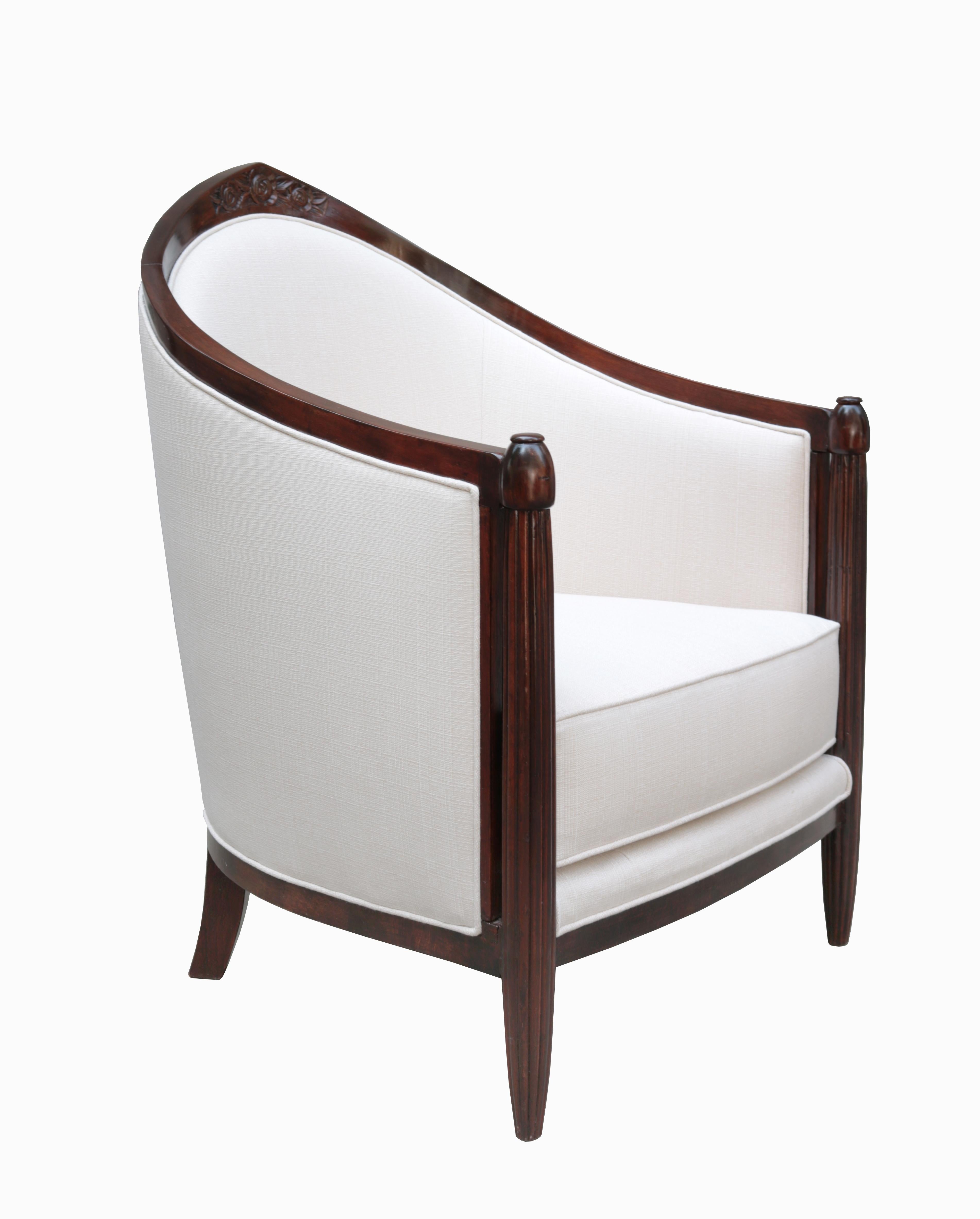 A pair of Art Deco bergères.
Stanied wood frames with carved details
on the central backrest of the frame.