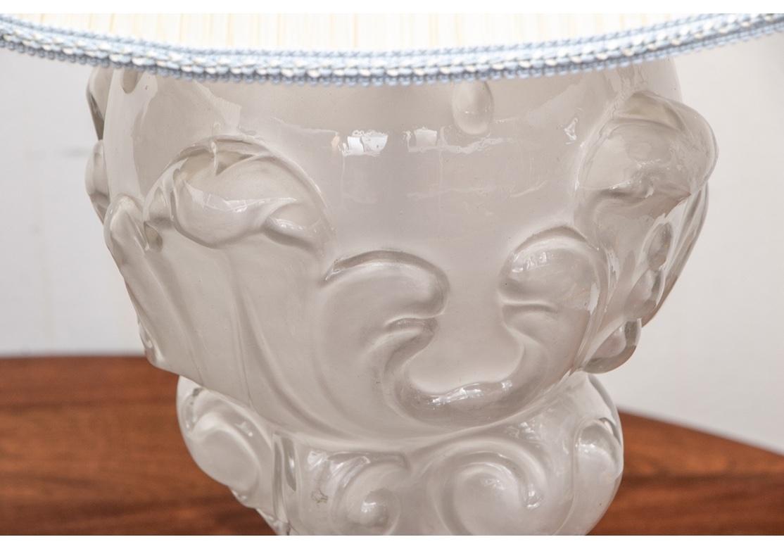 Paar Kunstglaslampen mit Blattmotiven nach Lalique, Paar im Zustand „Relativ gut“ im Angebot in Bridgeport, CT