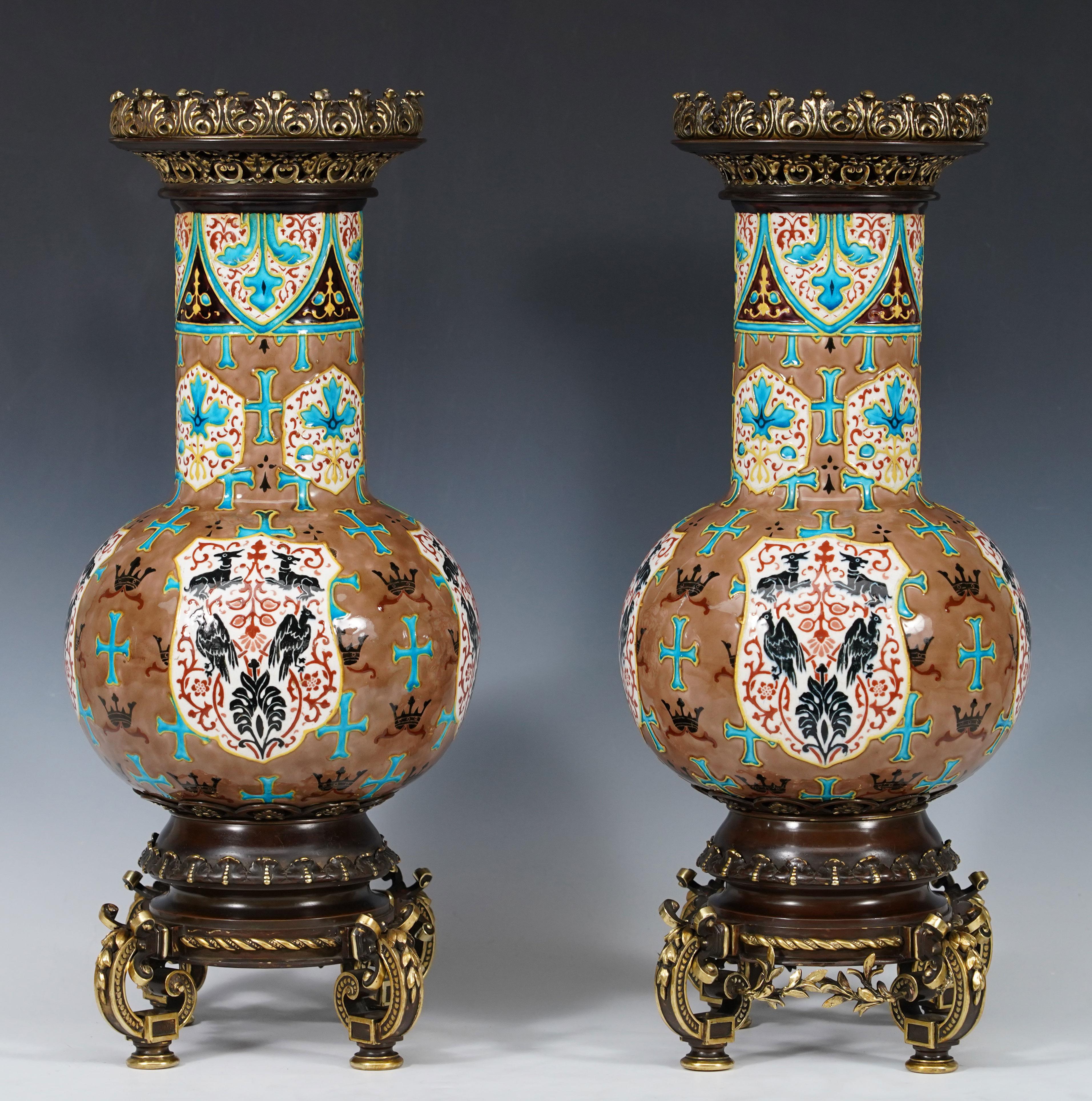 Marque de fabrique de J.Vieillard & Cie à Bordeaux 

Paire de vases balustres en faïence polychrome, décorés sur fond brun de croix ancrées, de couronnes et d'hermines, de médaillons héraldiques représentant des cerfs et des oiseaux de proie.