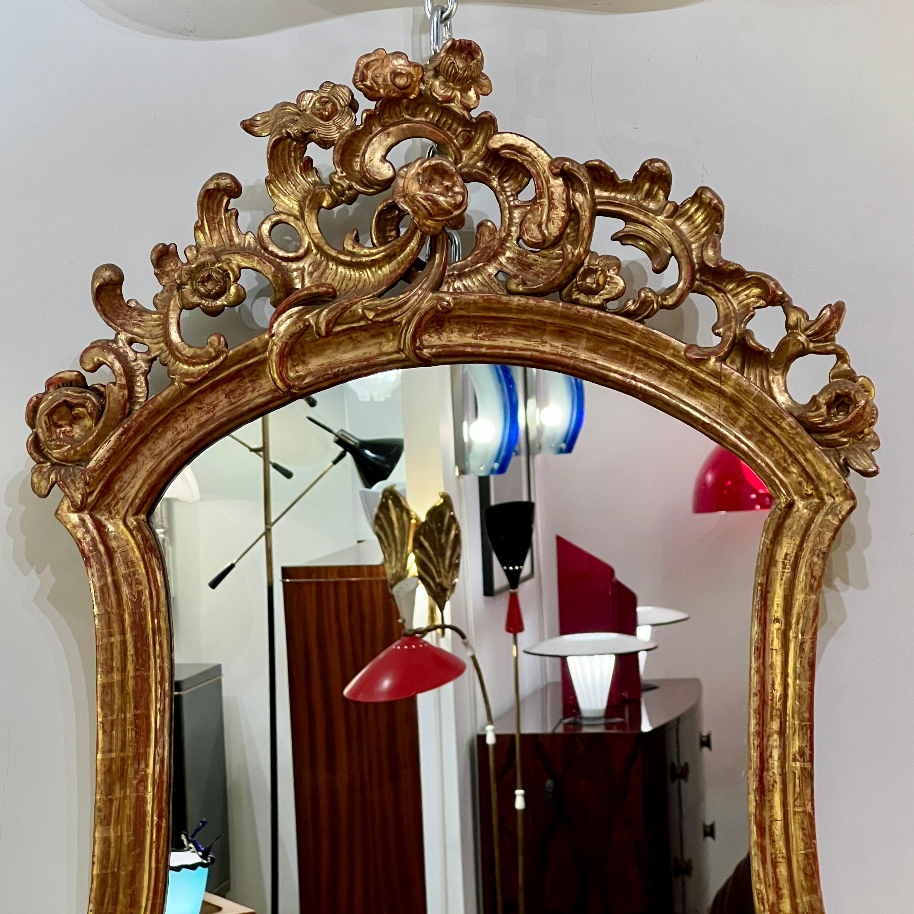 XVIIIe siècle et antérieur Paire de miroirs baroques en bois doré en vente