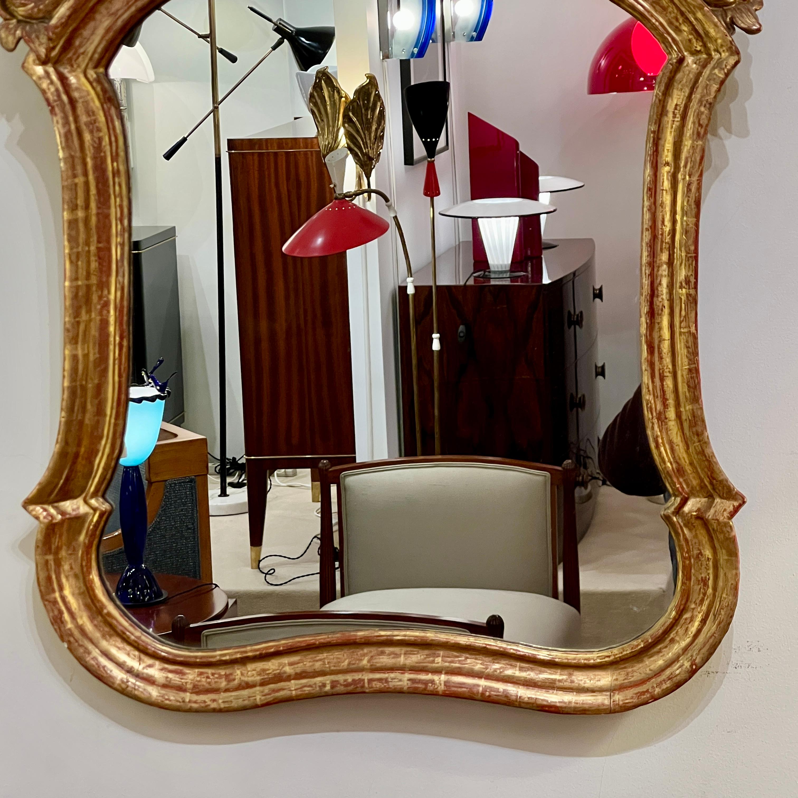 Bois doré Paire de miroirs baroques en bois doré en vente