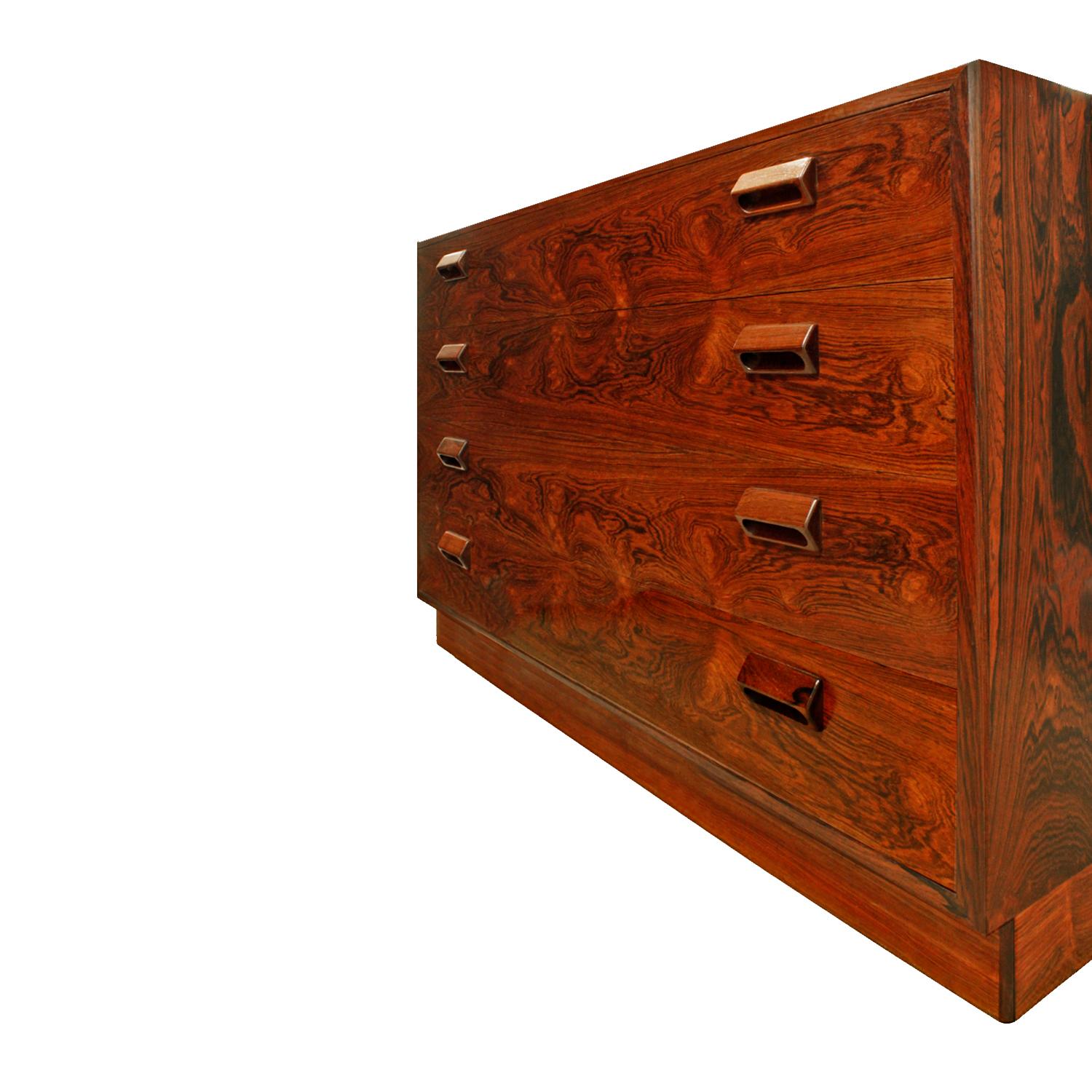 Fine Pair of Bedside Tables / Chests in Brazilian Rosewood, 1950s In Excellent Condition In New York, NY