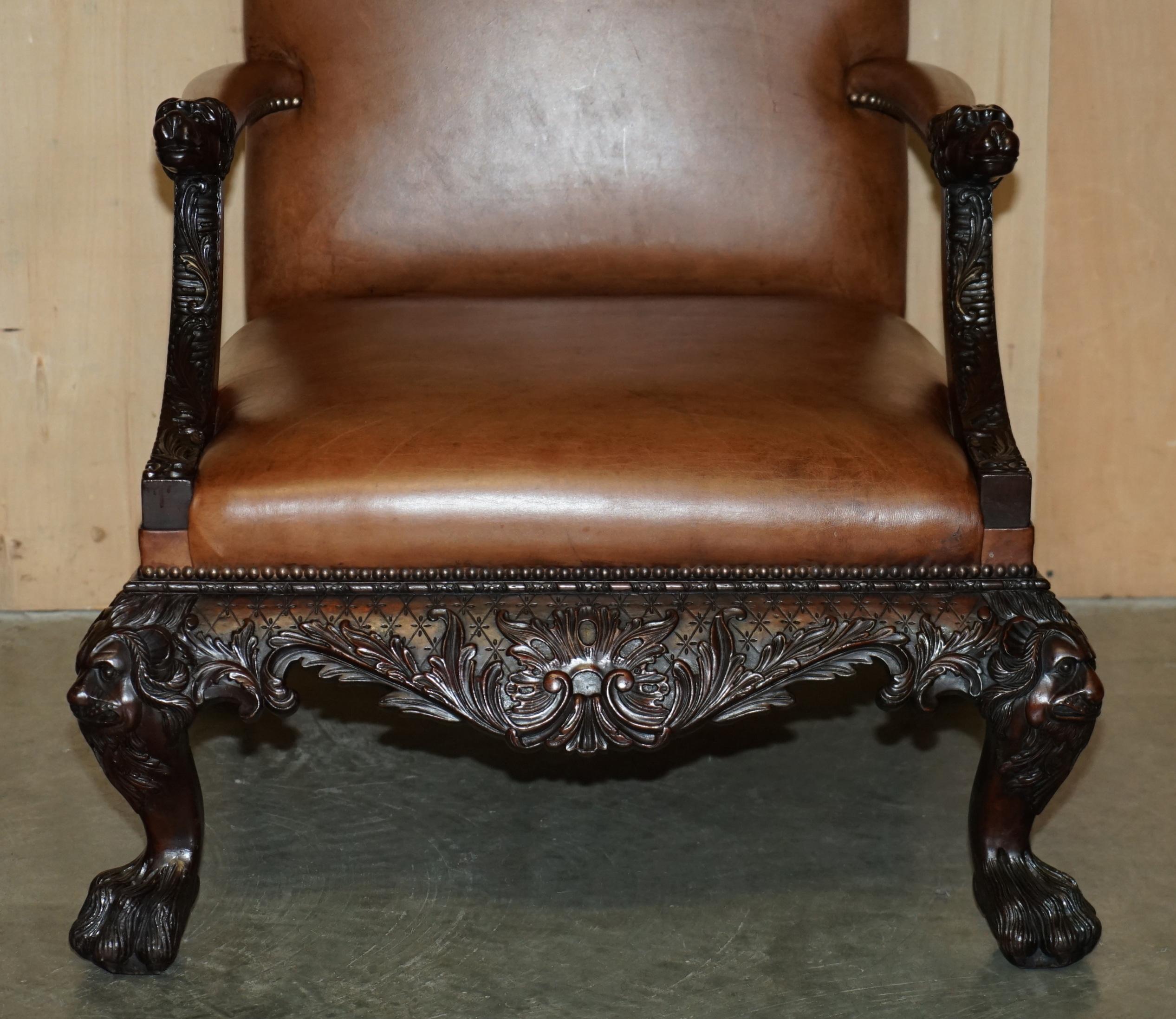 Coppia di poltrone in pelle marrone intagliata Giles Grendey 1693-1780 in vendita 3