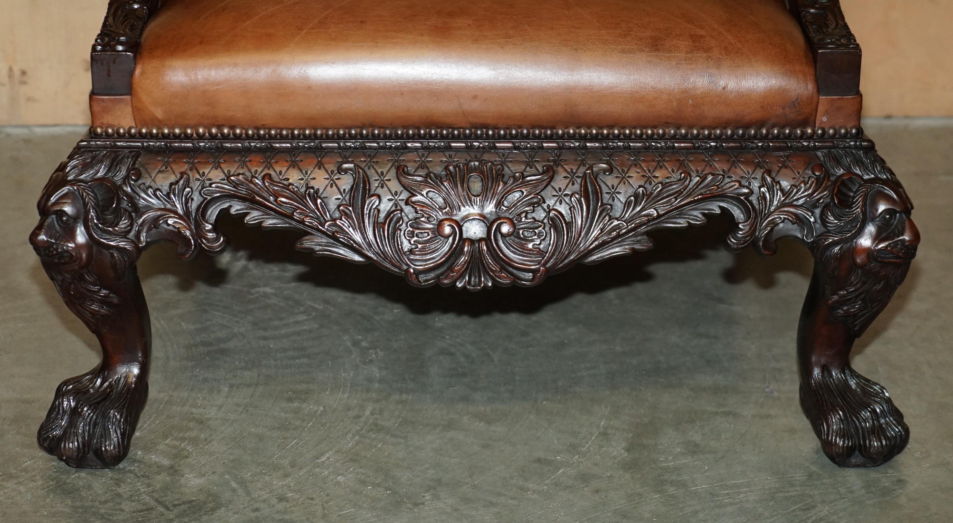 Coppia di poltrone in pelle marrone intagliata Giles Grendey 1693-1780 in vendita 4