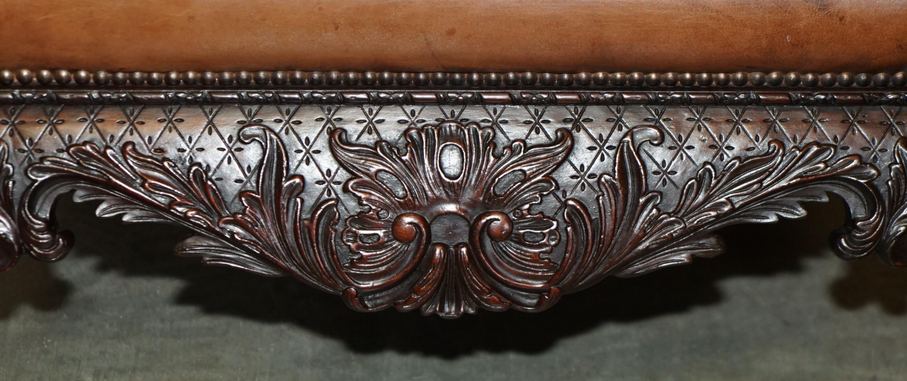 Coppia di poltrone in pelle marrone intagliata Giles Grendey 1693-1780 in vendita 7