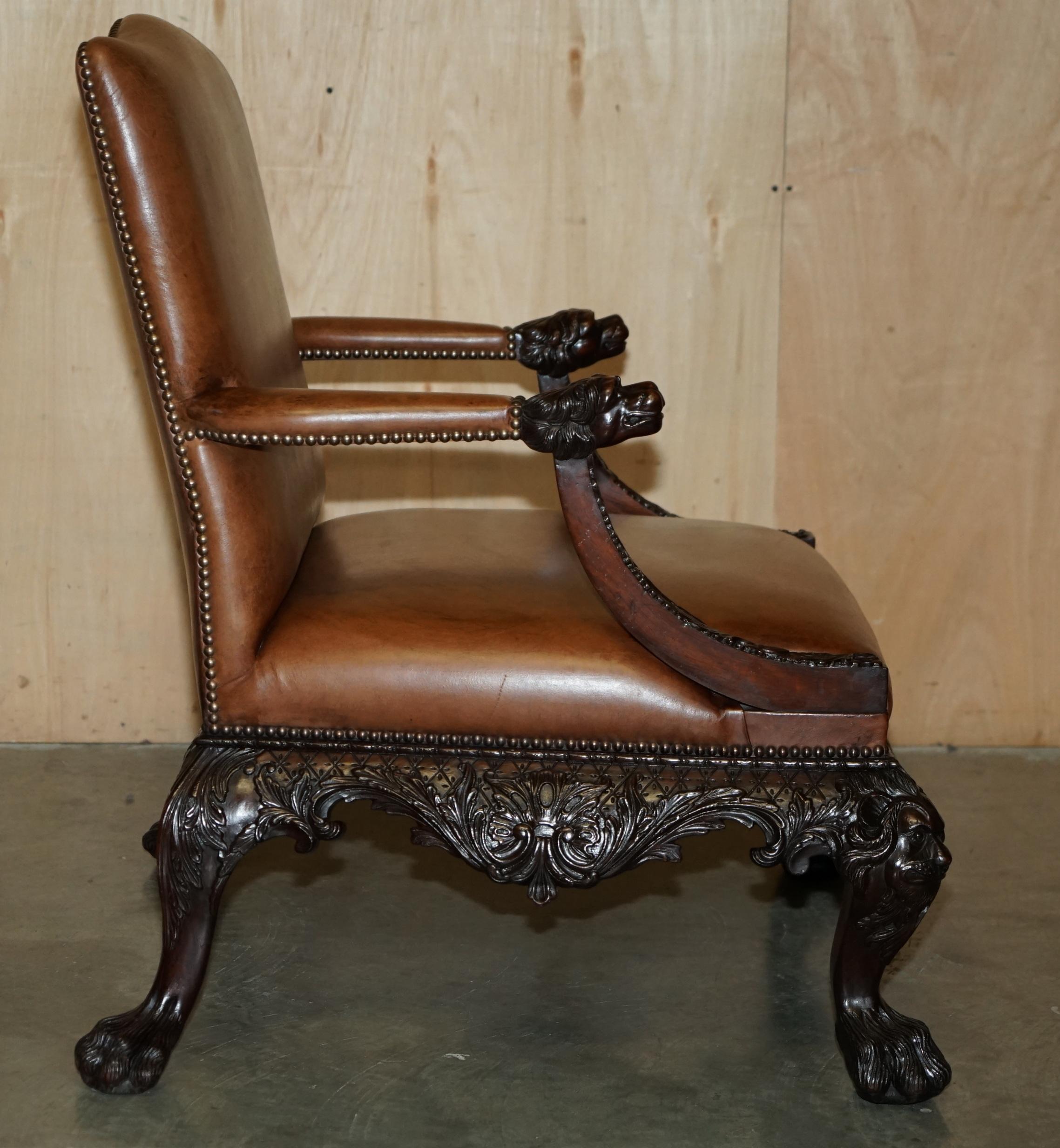 Coppia di poltrone in pelle marrone intagliata Giles Grendey 1693-1780 in vendita 8