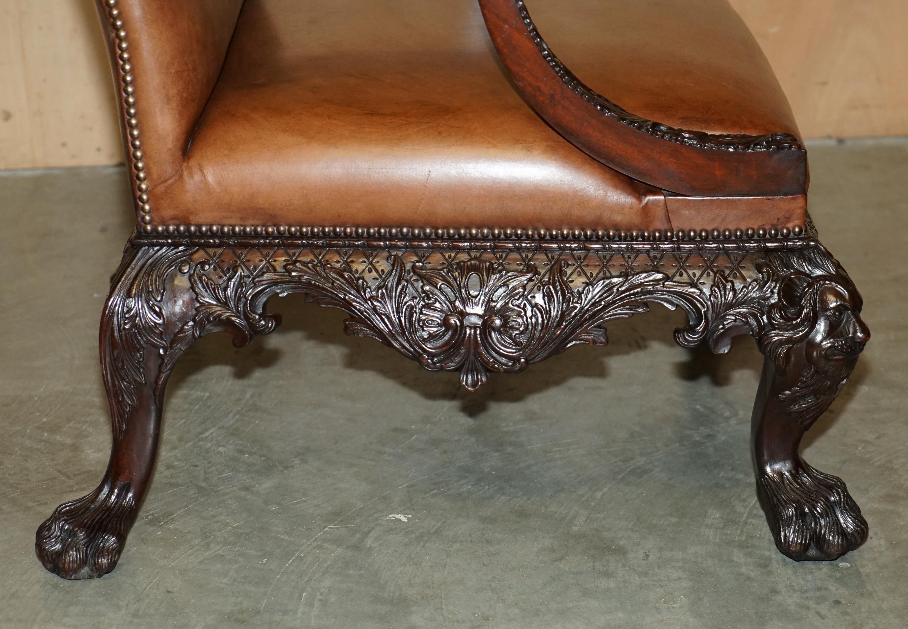 Coppia di poltrone in pelle marrone intagliata Giles Grendey 1693-1780 in vendita 9