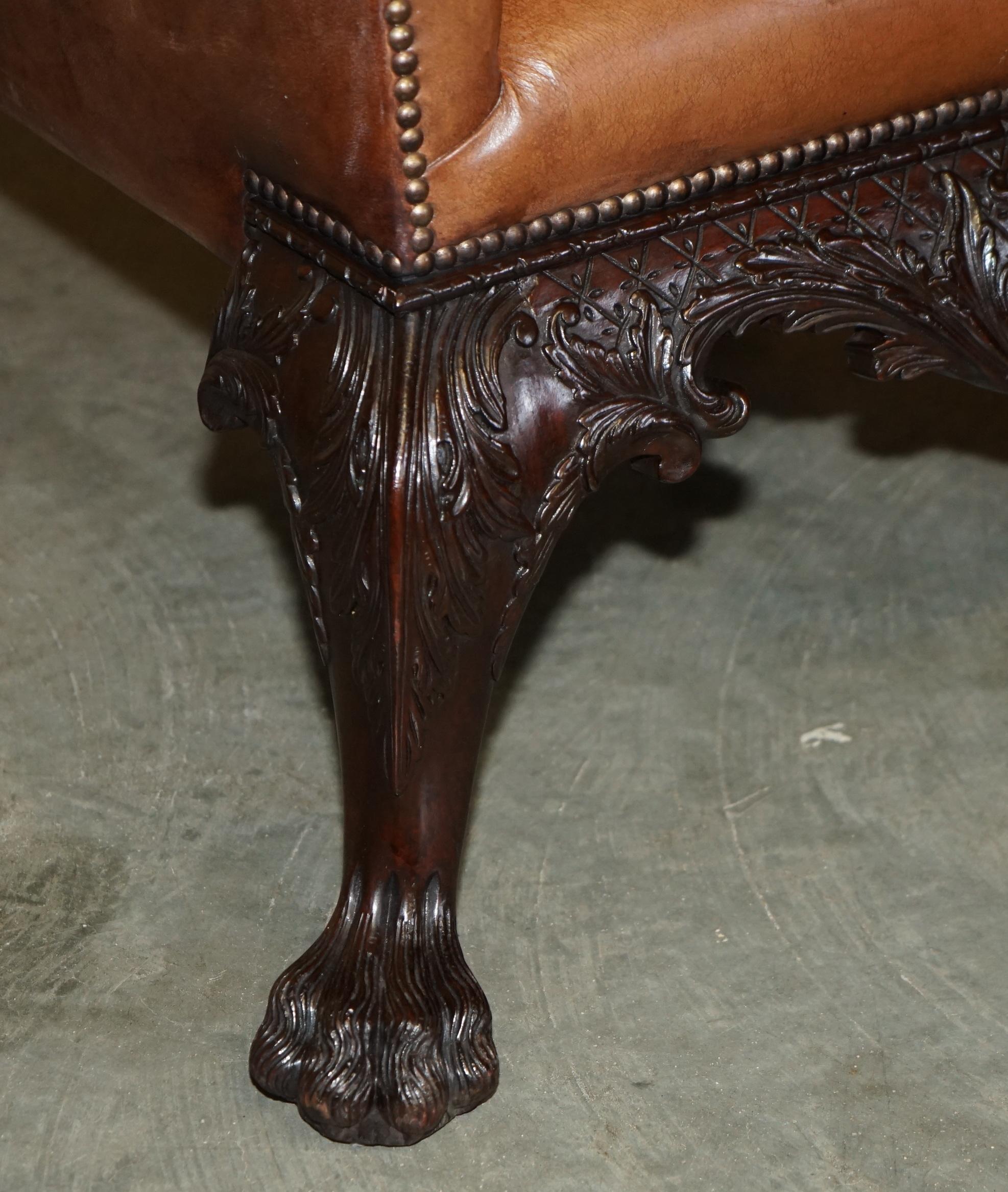 Coppia di poltrone in pelle marrone intagliata Giles Grendey 1693-1780 in vendita 10