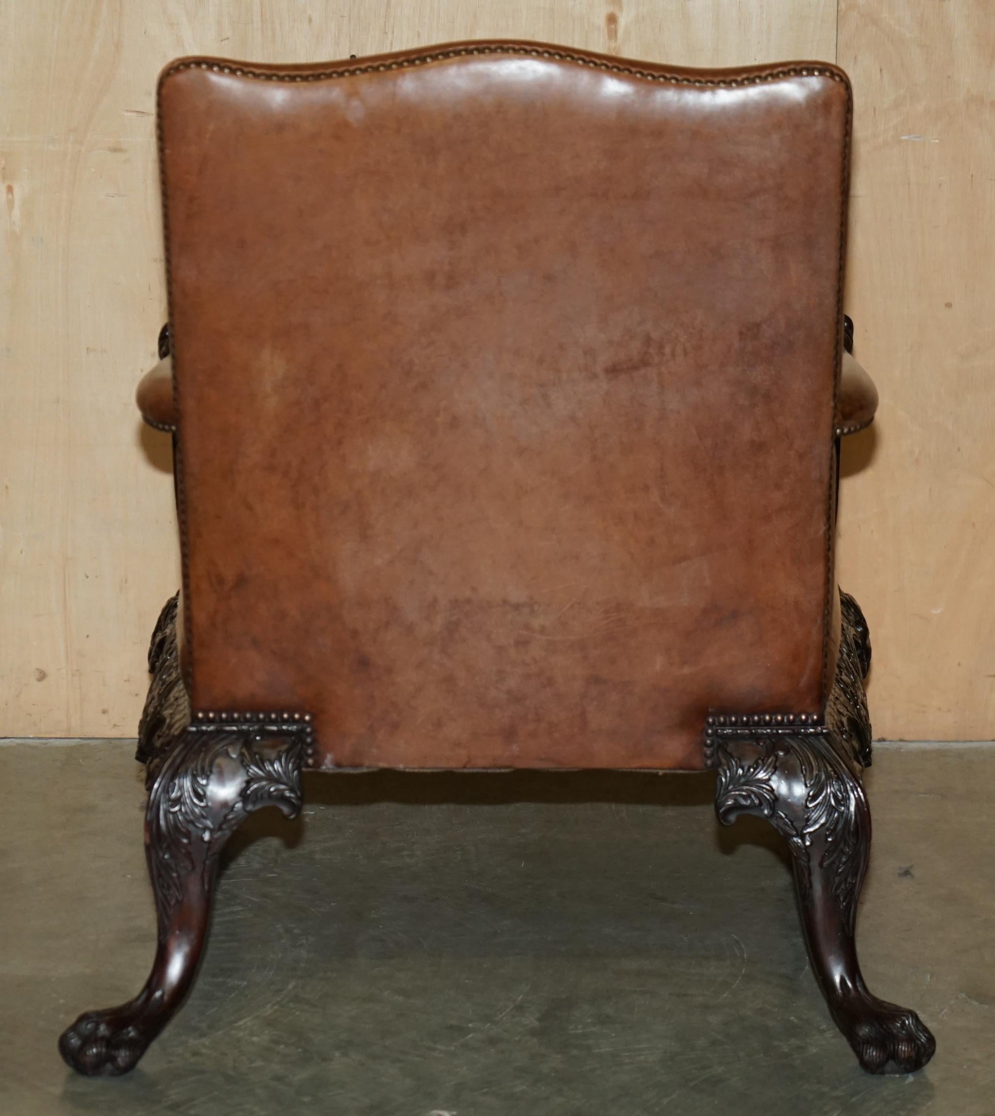 Coppia di poltrone in pelle marrone intagliata Giles Grendey 1693-1780 in vendita 11