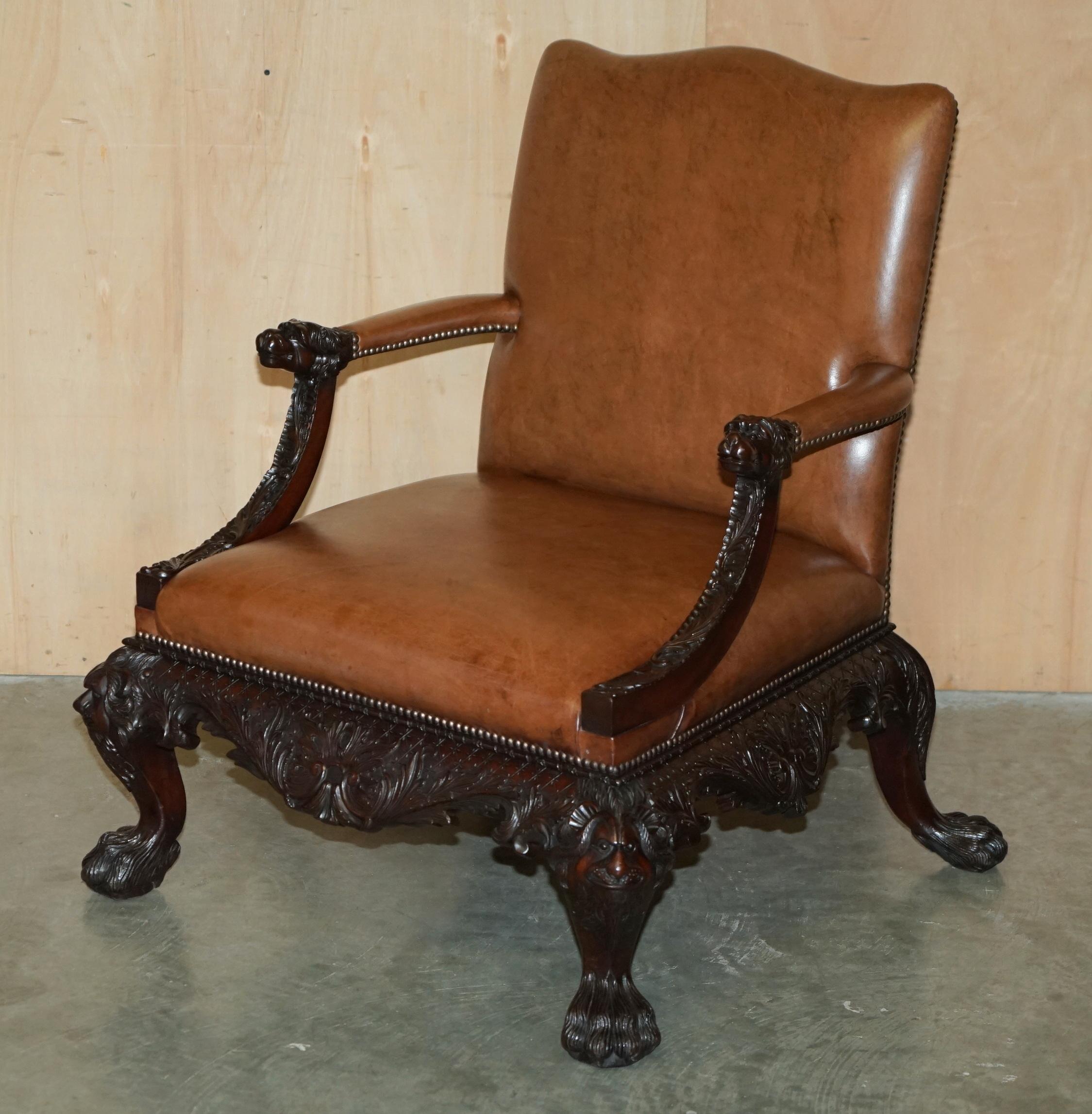 Casa Reale Antiquariato

The Royal House Antiques è lieta di offrire in vendita questa splendida coppia di poltrone Gainsborough Library di grandi dimensioni, pesantemente intagliate e in pelle marrone, raffiguranti leoni e zampe pelose, secondo