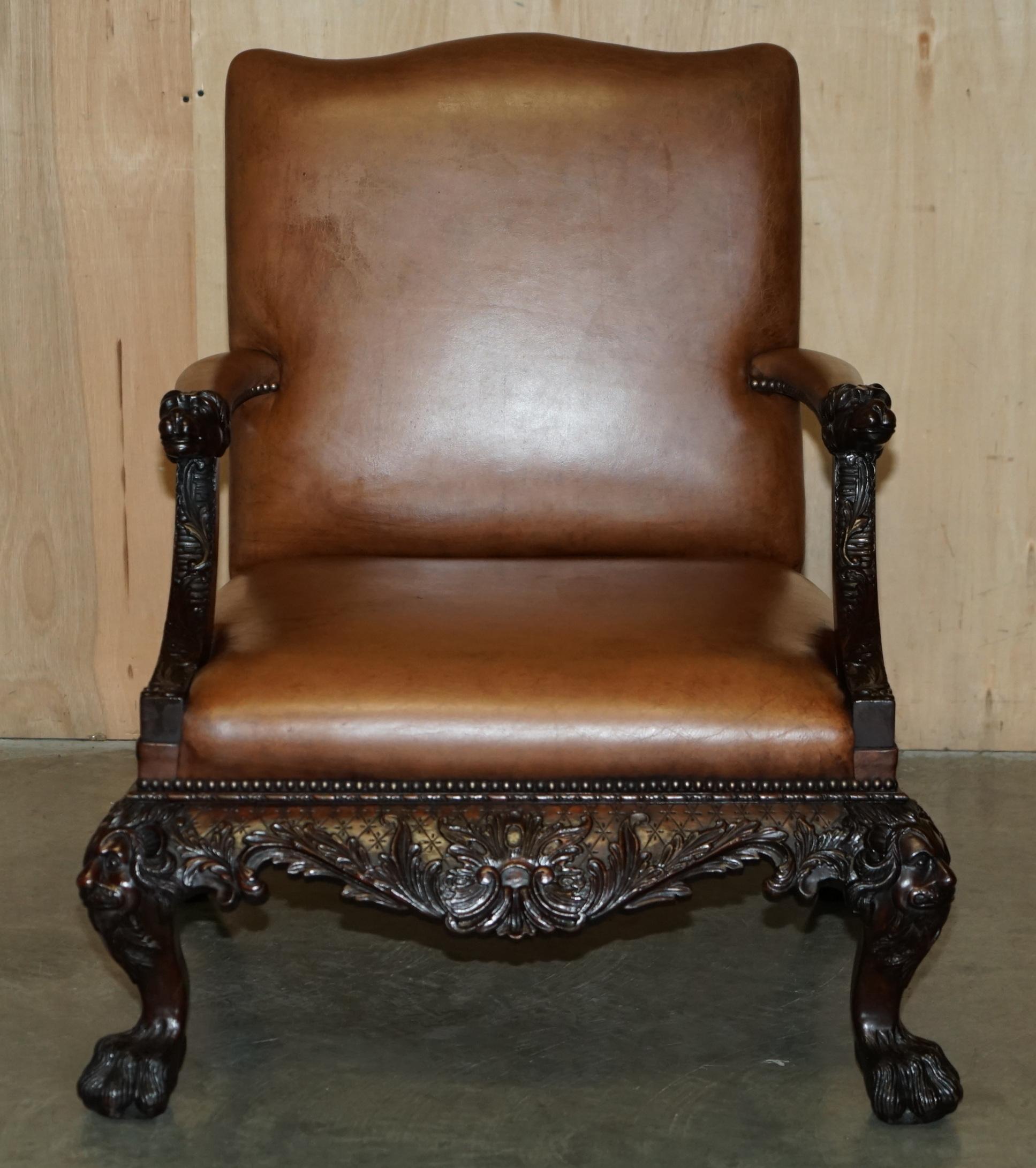 Coppia di poltrone in pelle marrone intagliata Giles Grendey 1693-1780 in vendita 13