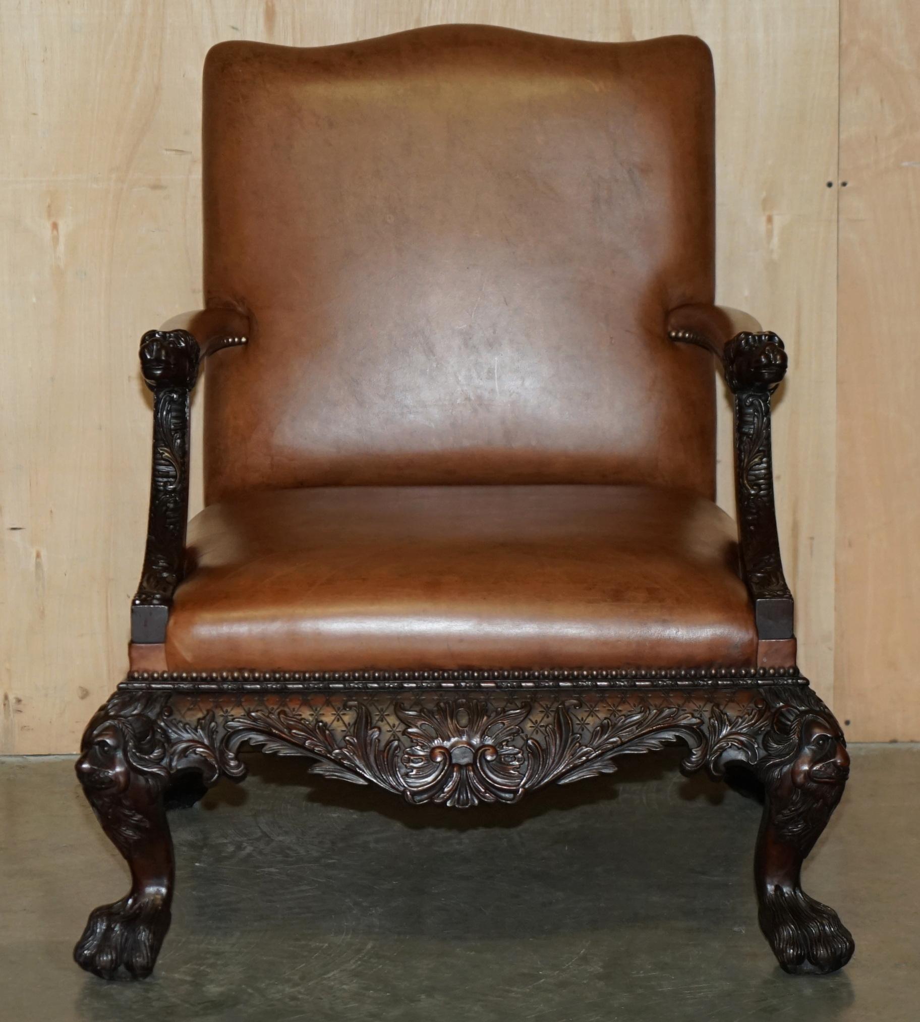 Georgiano Coppia di poltrone in pelle marrone intagliata Giles Grendey 1693-1780 in vendita