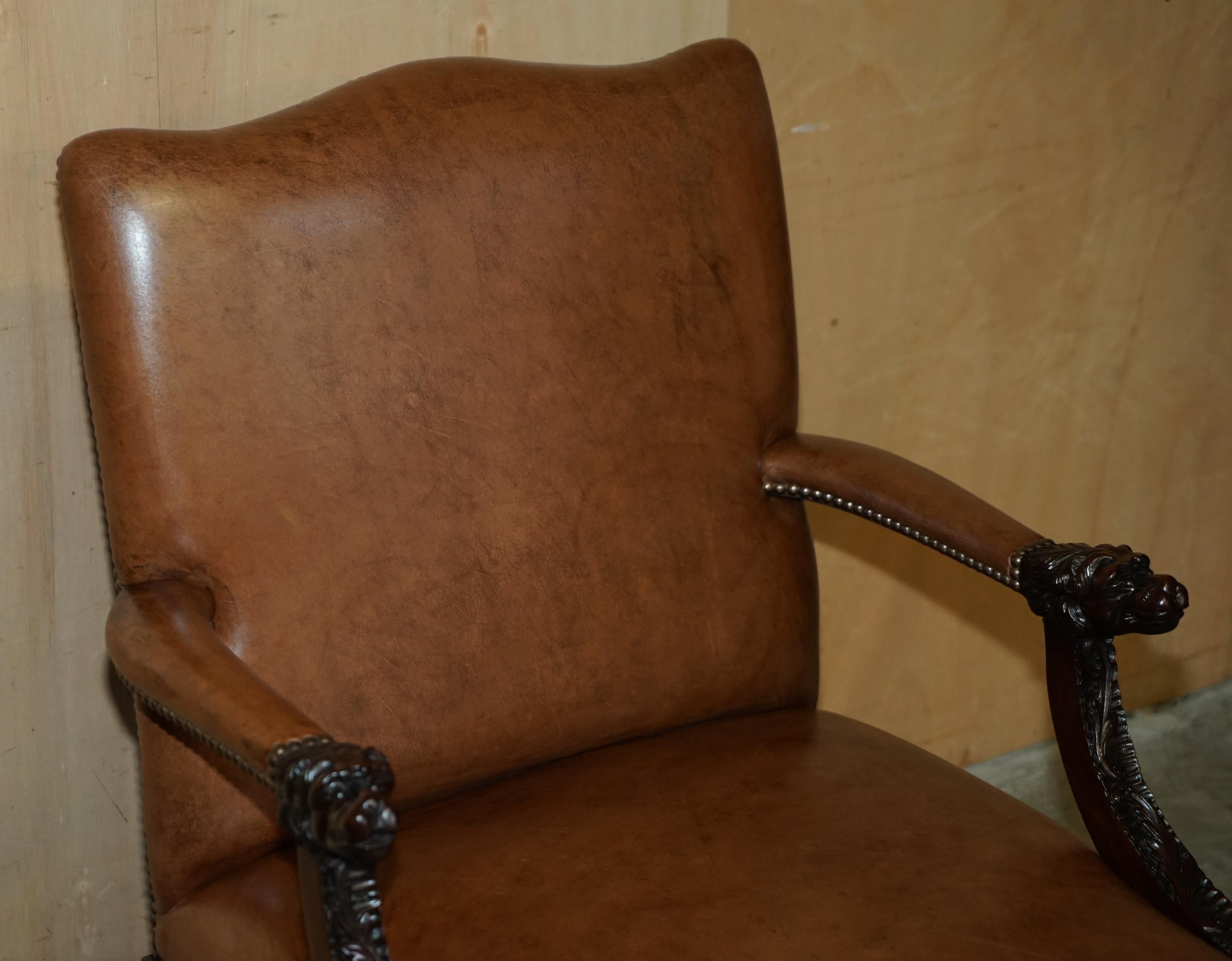 Fatto a mano Coppia di poltrone in pelle marrone intagliata Giles Grendey 1693-1780 in vendita