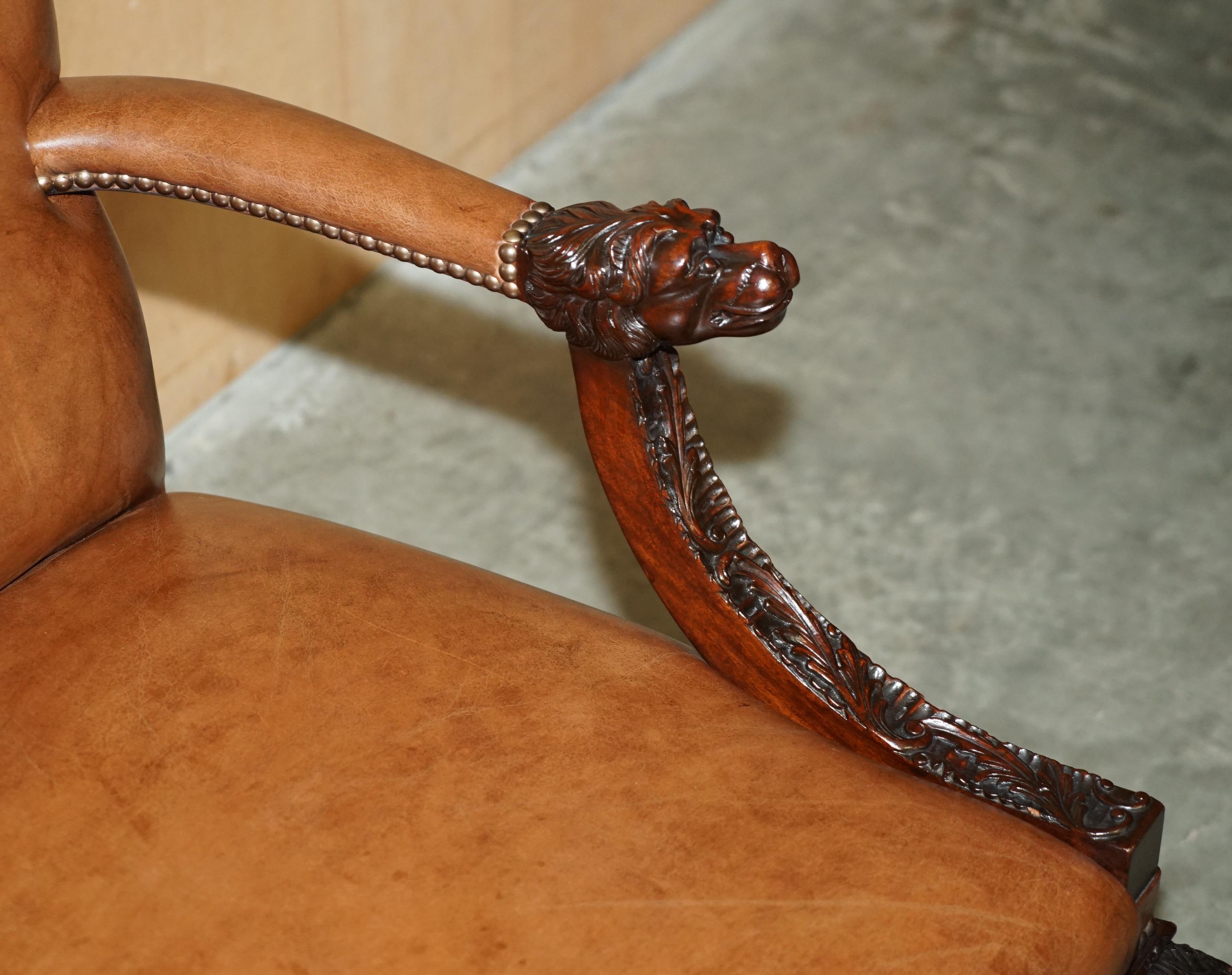 Pelle Coppia di poltrone in pelle marrone intagliata Giles Grendey 1693-1780 in vendita