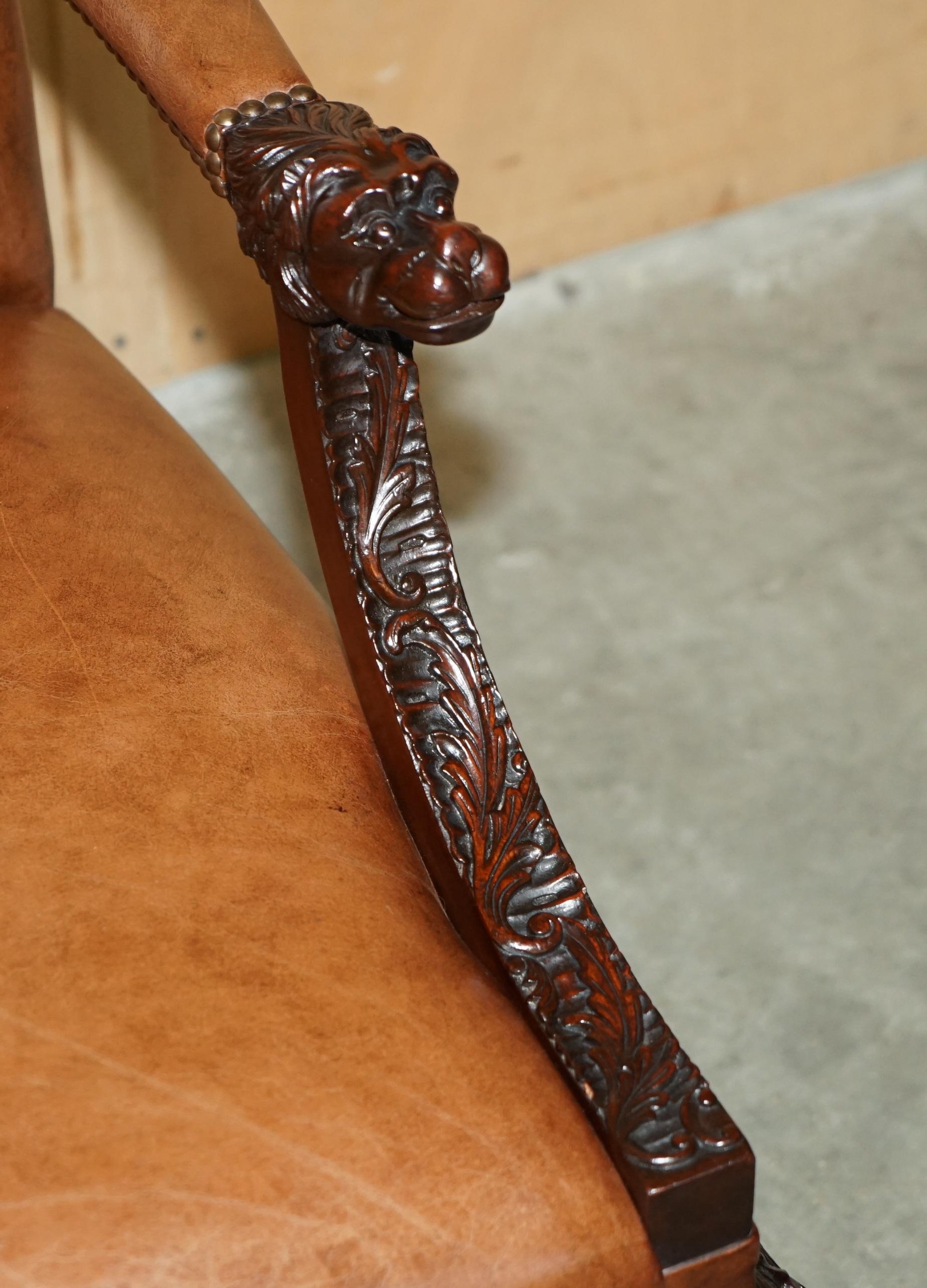 Coppia di poltrone in pelle marrone intagliata Giles Grendey 1693-1780 in vendita 1