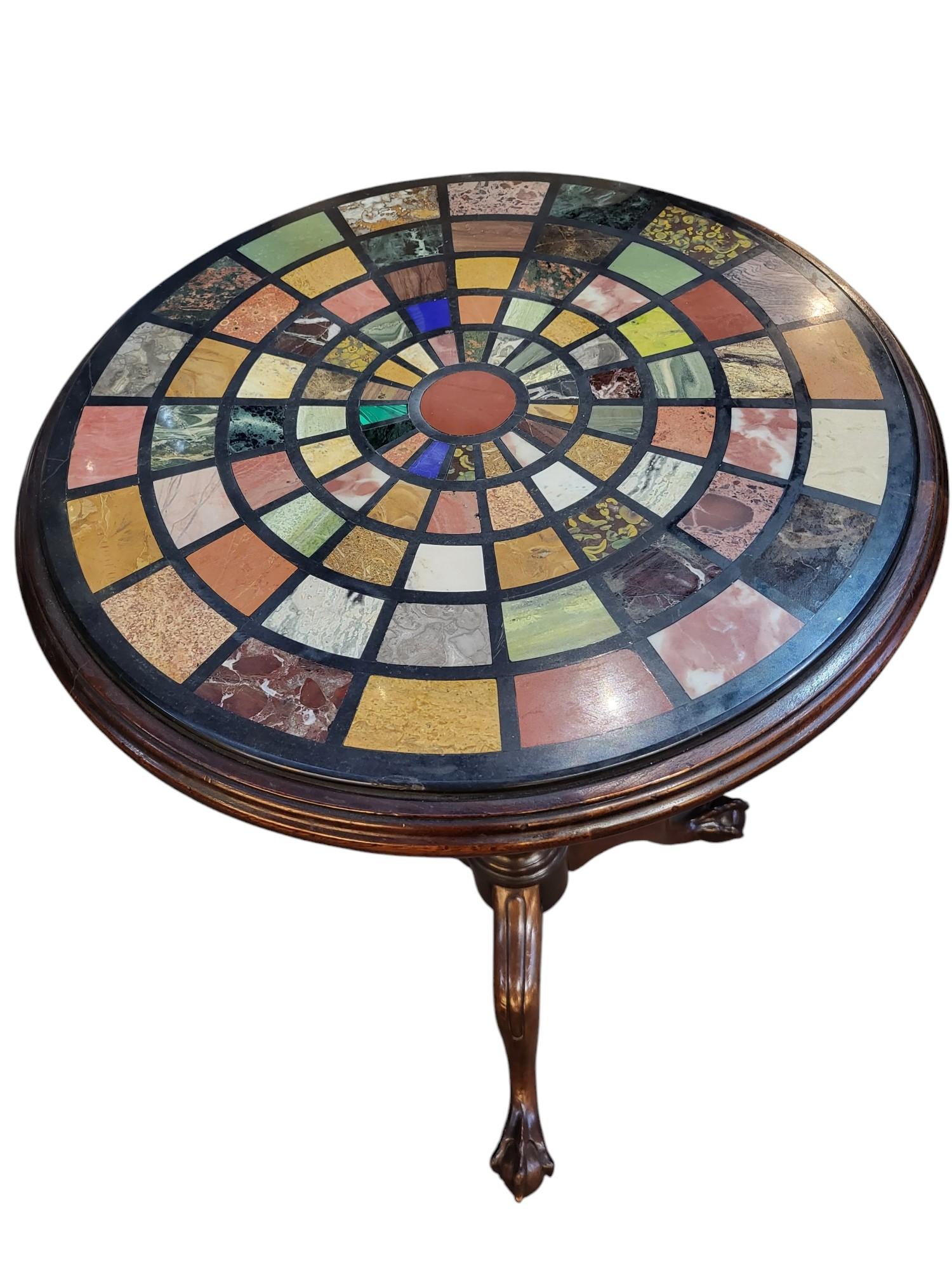Très belle et rare paire d'objets du 19e siècle  Tables d'appoint pour spécimens
Ces superbes tops sont posés sur un élégant trépied. 
Les plateaux sont constitués de marbre Carrera, de Lapis et de bien d'autres. 
Une rareté pour une paire
