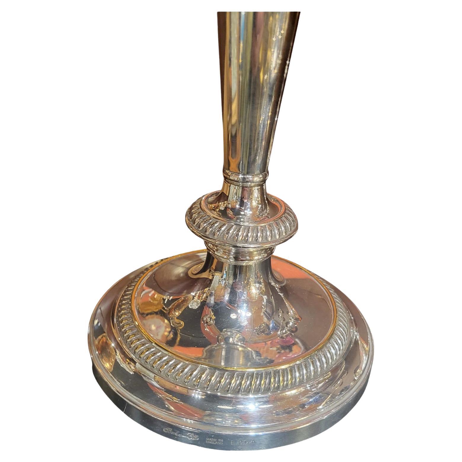 Paire de candélabres en argent plaqué à trois branches par l'orfèvre britannique Barker Ellis
Fondée en 1801 à Birmingham, la société Barker and Ellis est l'une des plus anciennes du Royaume-Uni.
Très orné et en très bon état.