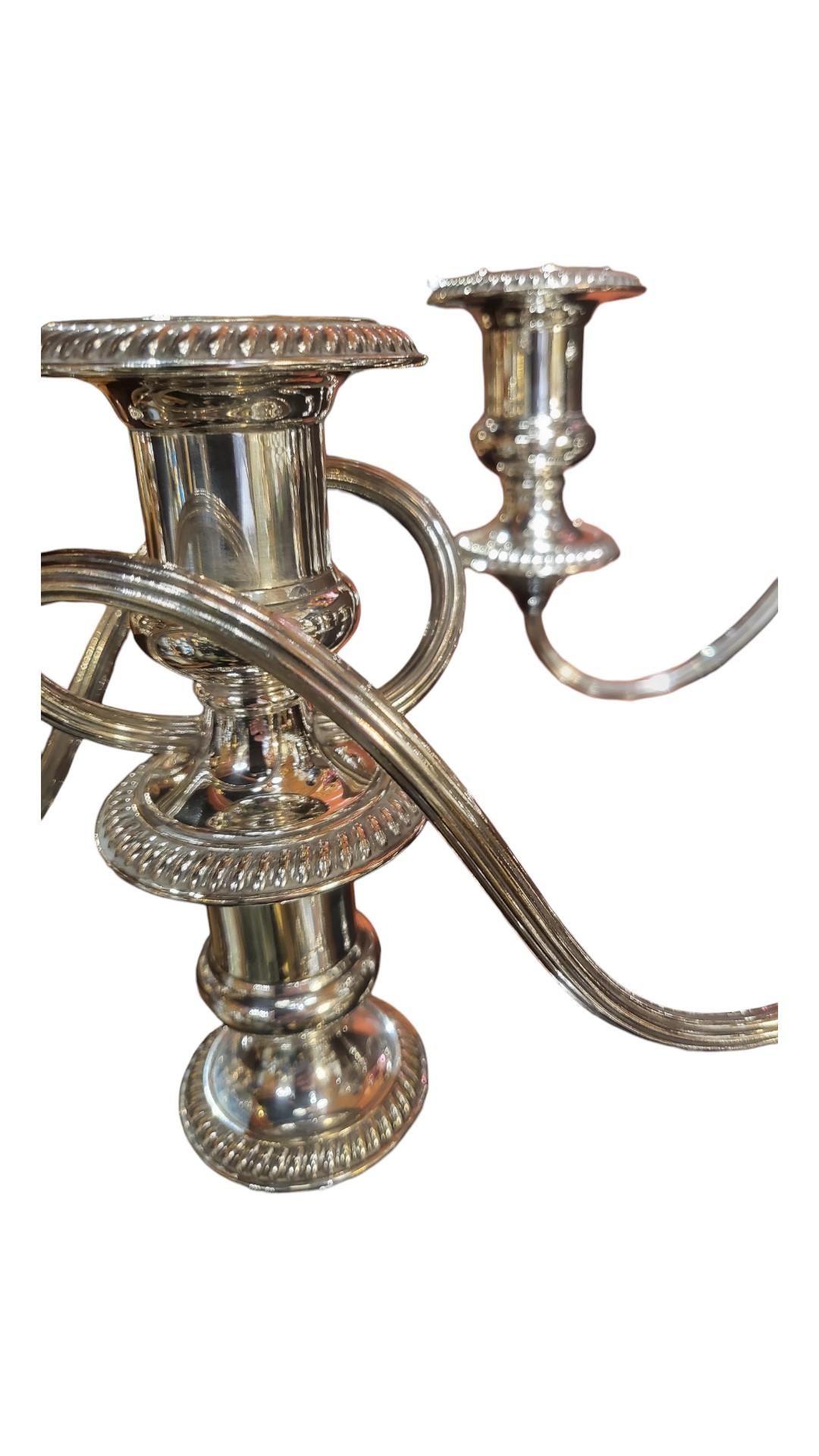 Rococo Paire de candélabres en métal argenté du 20e siècle par Barker and Ellis en vente