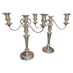 Raffinata coppia di candelabri placcati in argento del XX secolo di Barker and Ellis