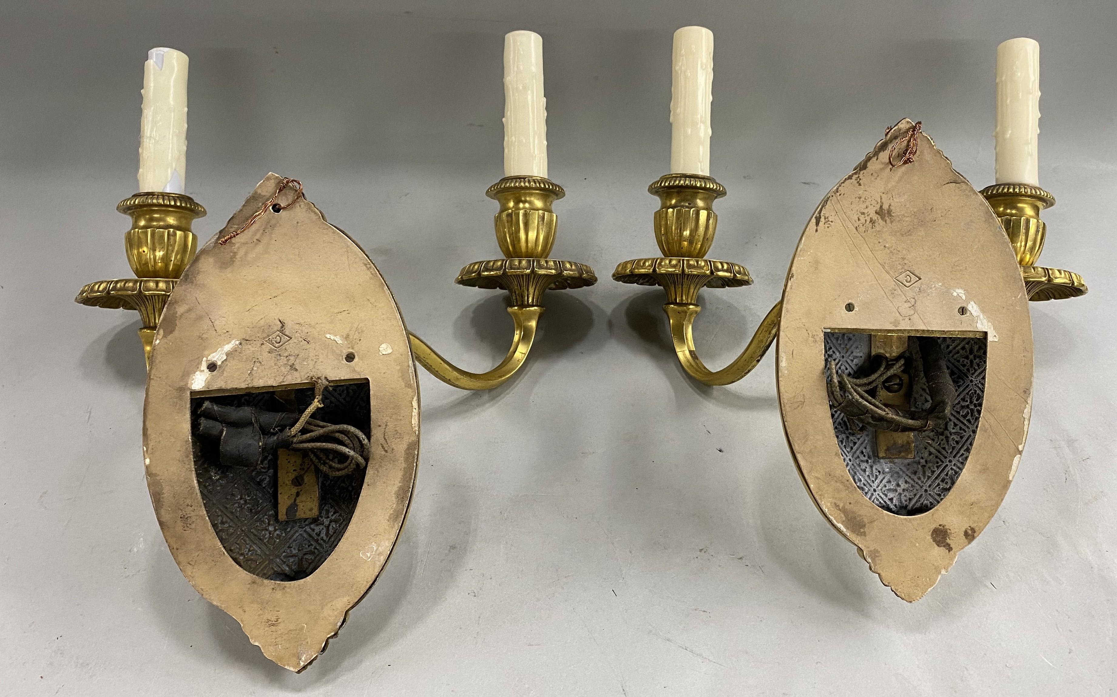 Fino par de apliques de pared de dos luces en bronce dorado de Caldwell & Co. en venta 3