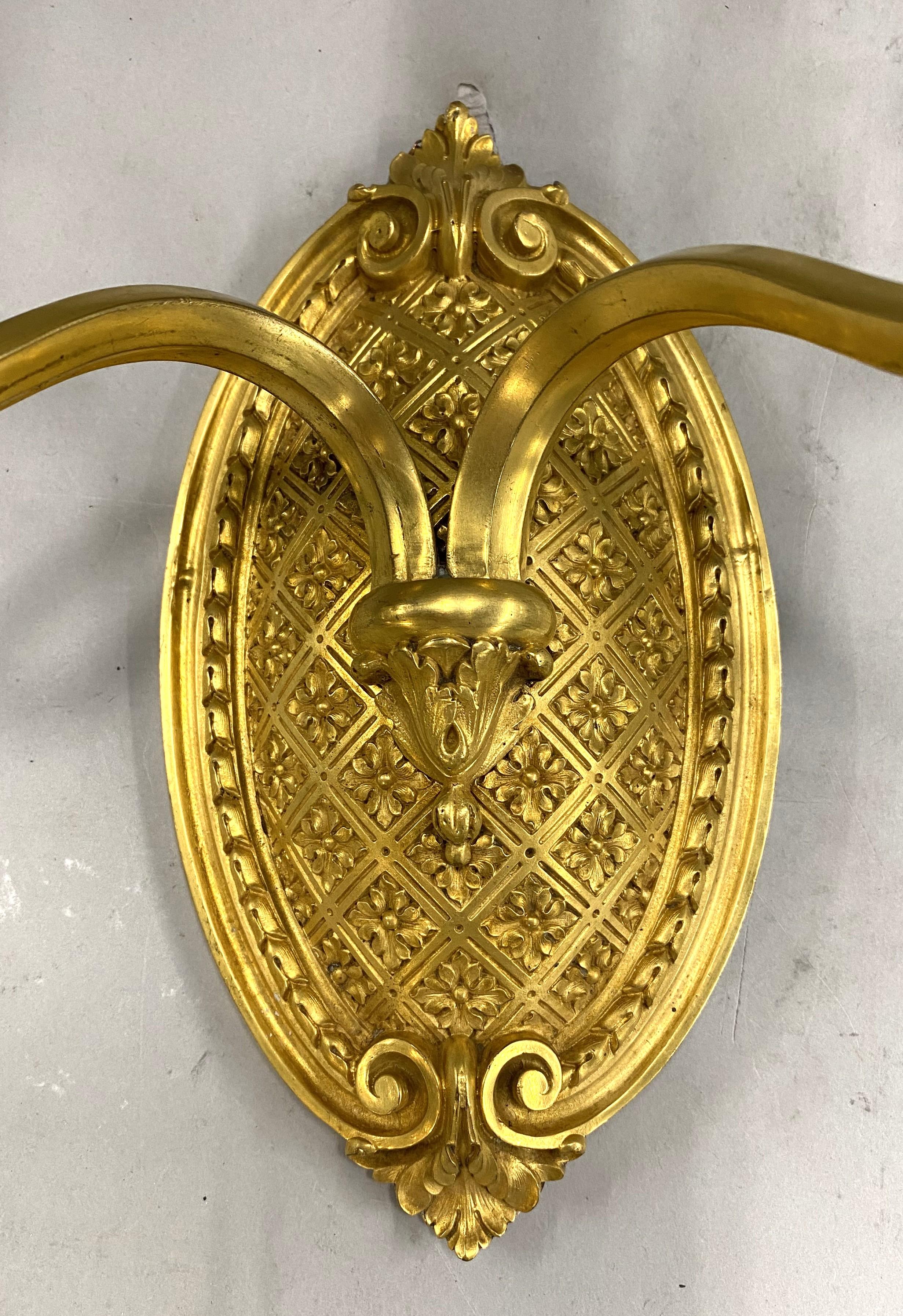 Fino par de apliques de pared de dos luces en bronce dorado de Caldwell & Co. Dorado en venta