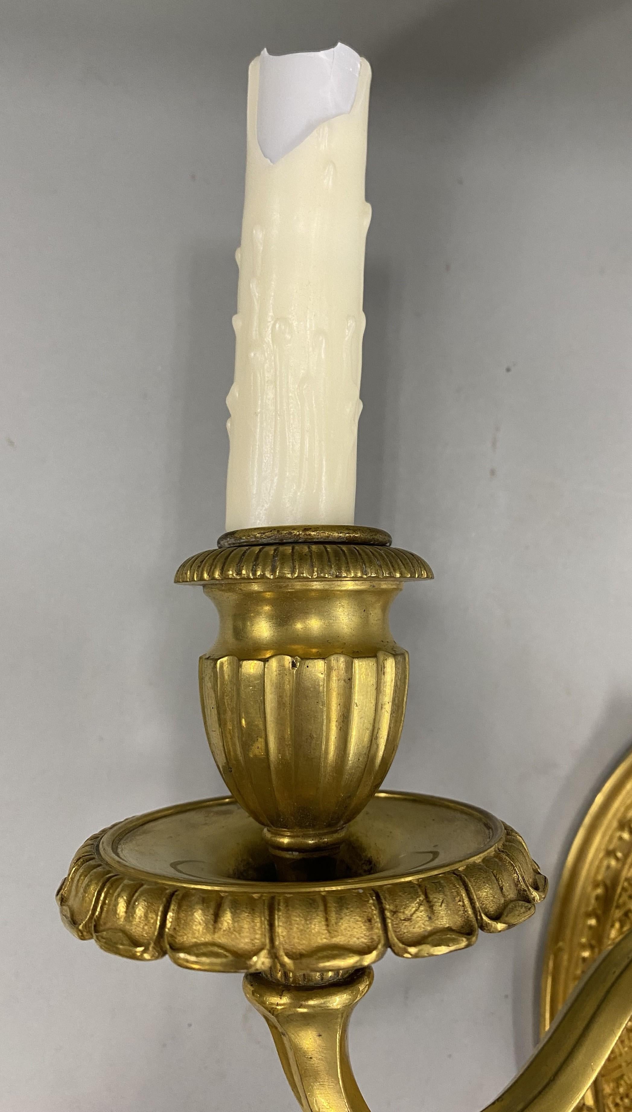 Fino par de apliques de pared de dos luces en bronce dorado de Caldwell & Co. en Bueno estado para la venta en Milford, NH