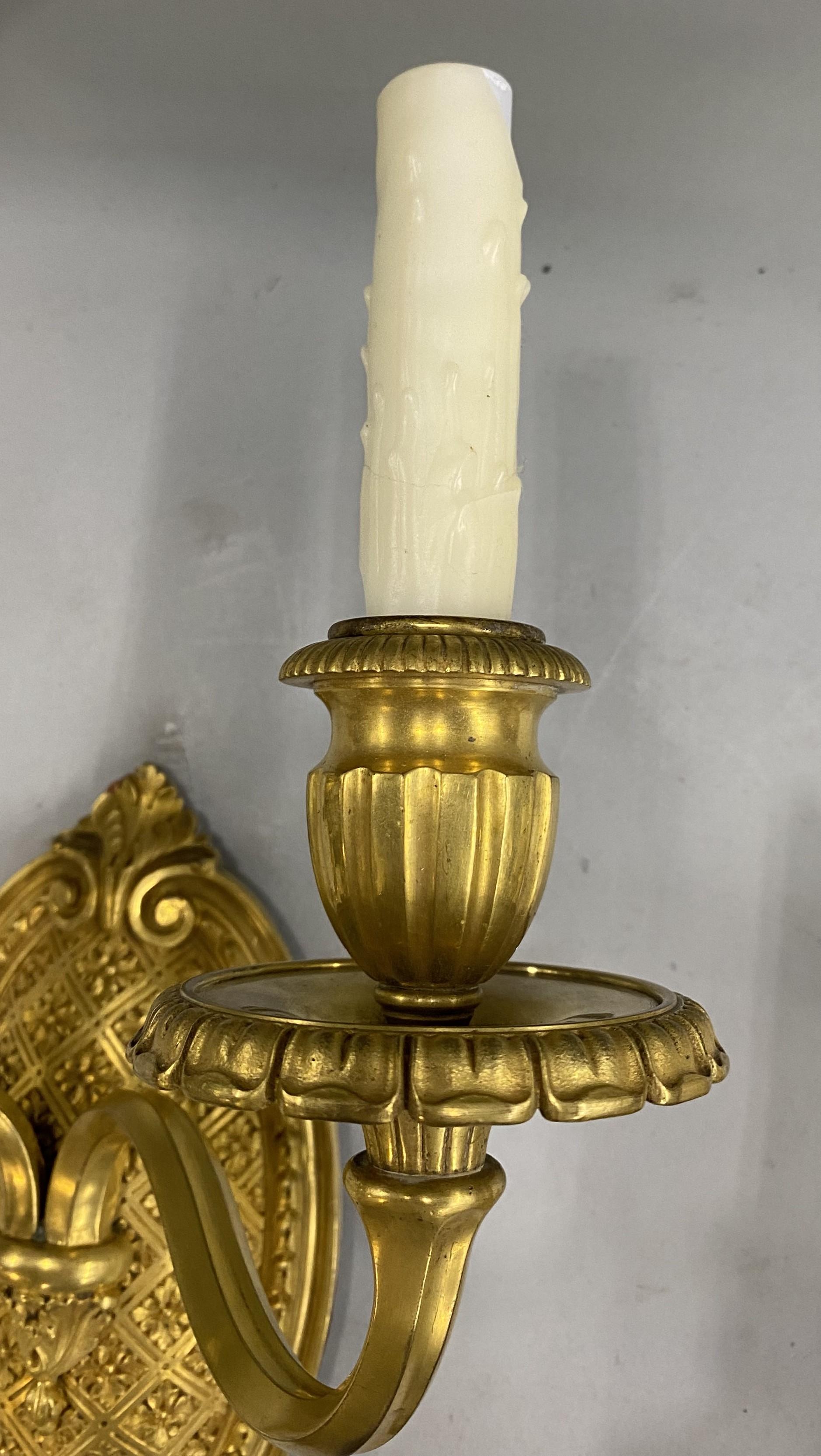 Fino par de apliques de pared de dos luces en bronce dorado de Caldwell & Co. siglo XIX en venta