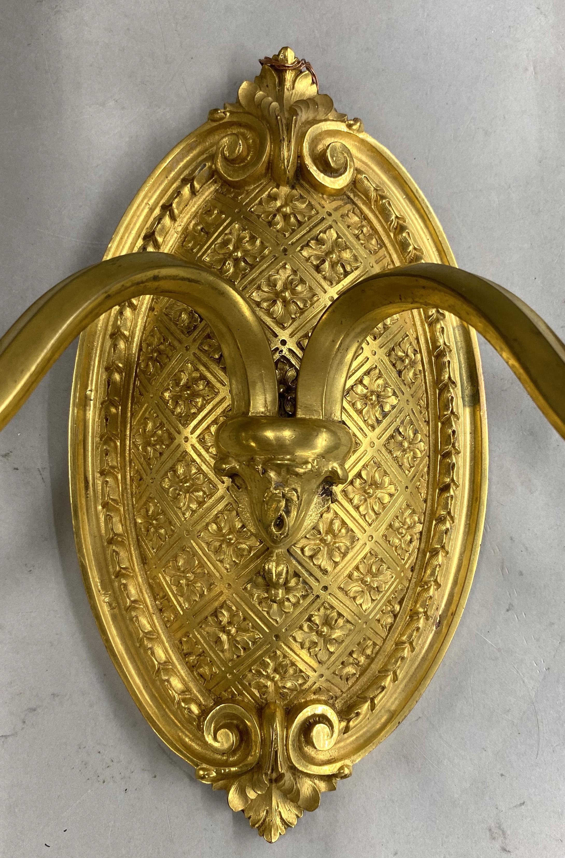 Fino par de apliques de pared de dos luces en bronce dorado de Caldwell & Co. Bronce en venta