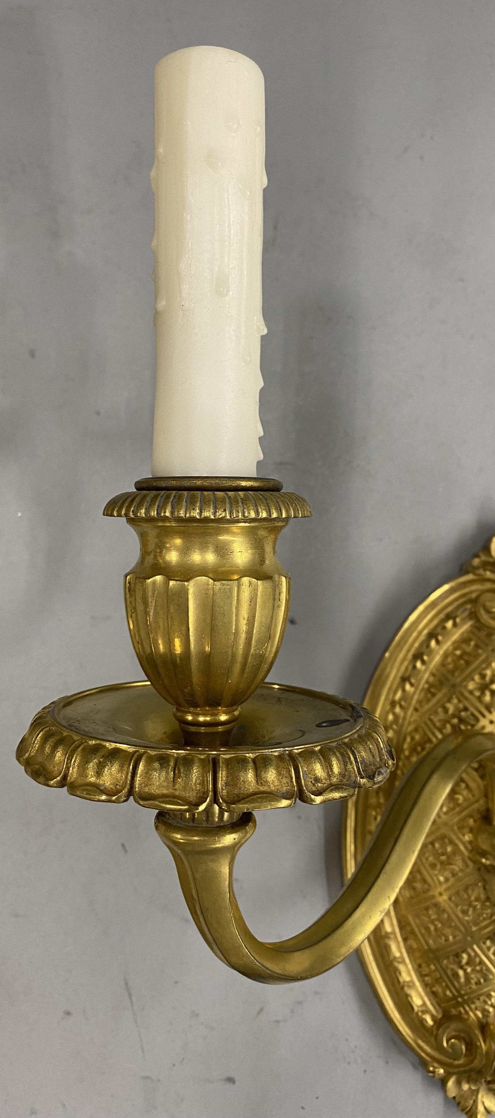 Fino par de apliques de pared de dos luces en bronce dorado de Caldwell & Co. en venta 1