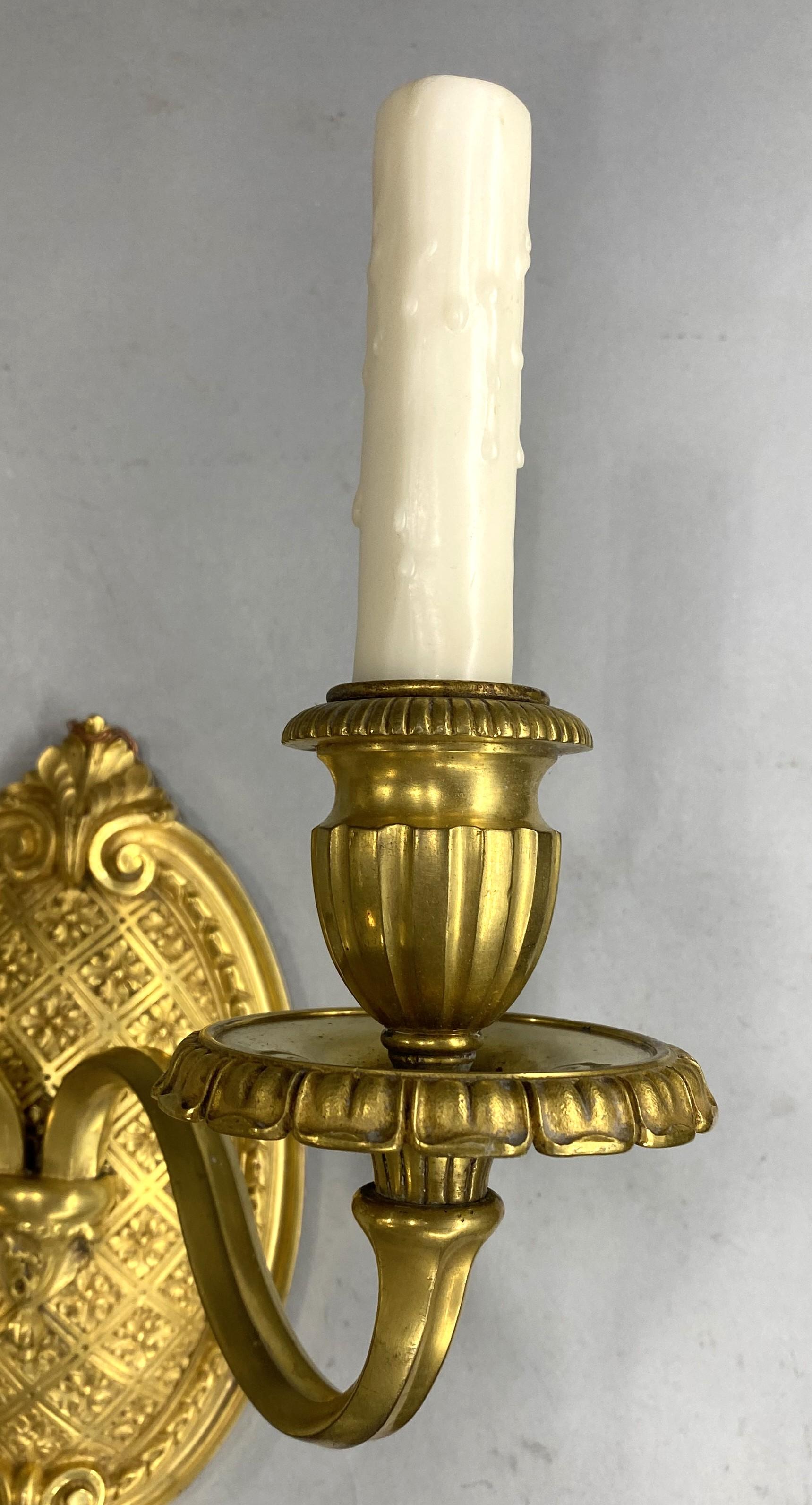 Fino par de apliques de pared de dos luces en bronce dorado de Caldwell & Co. en venta 2