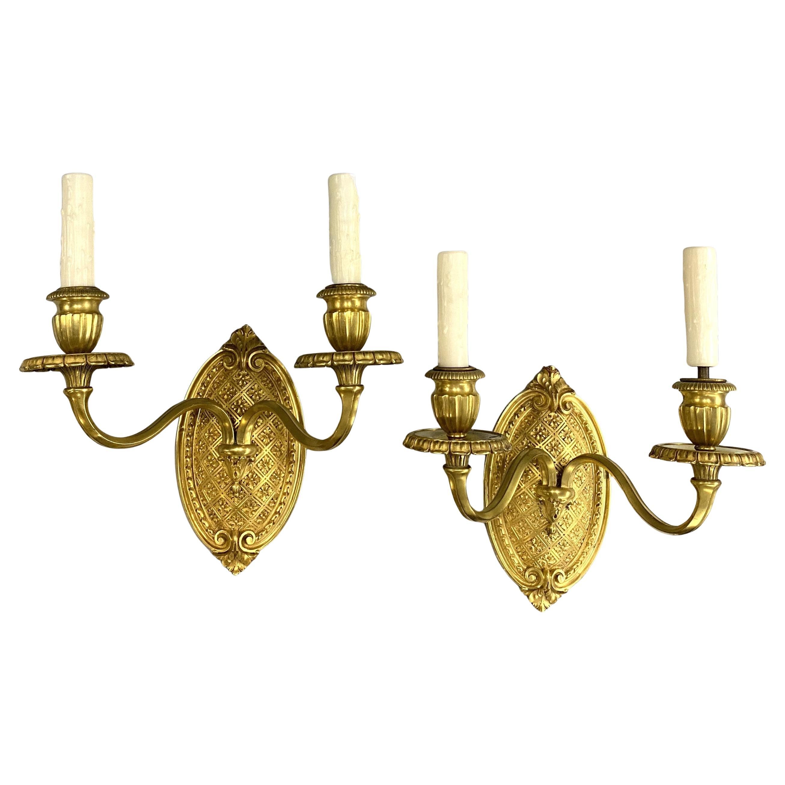 Fino par de apliques de pared de dos luces en bronce dorado de Caldwell & Co. en venta