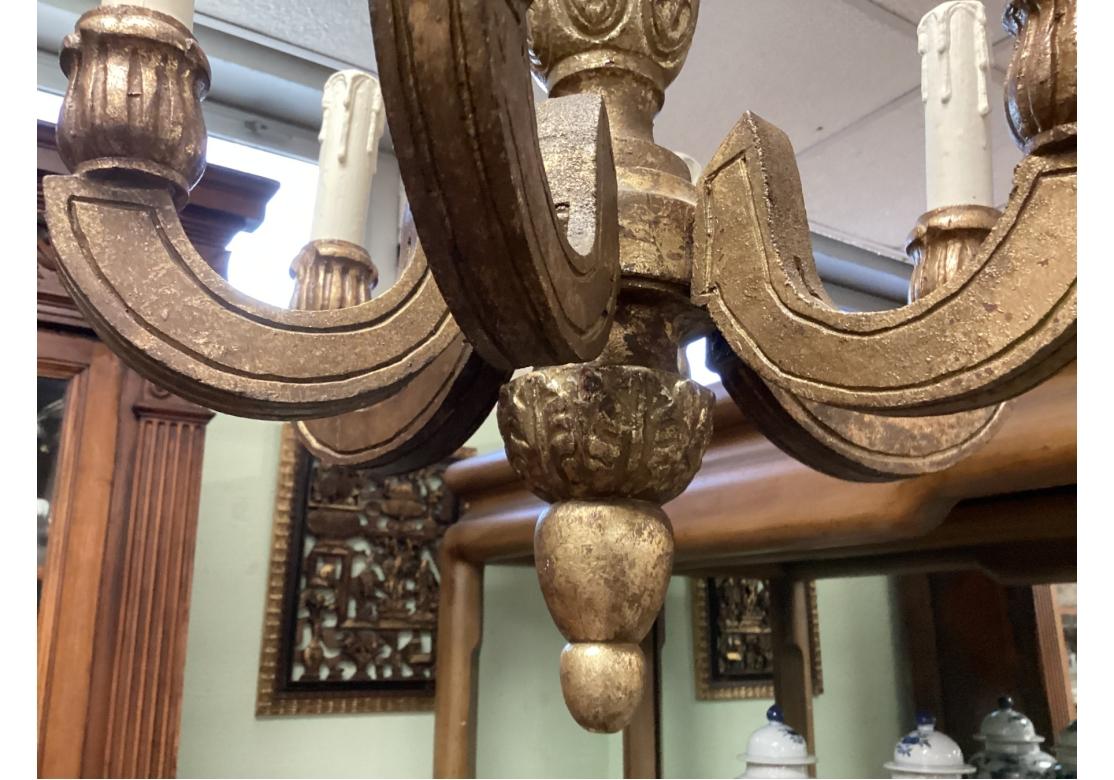 Feines Paar geschnitzter und vergoldeter Kronleuchter im Angebot 3