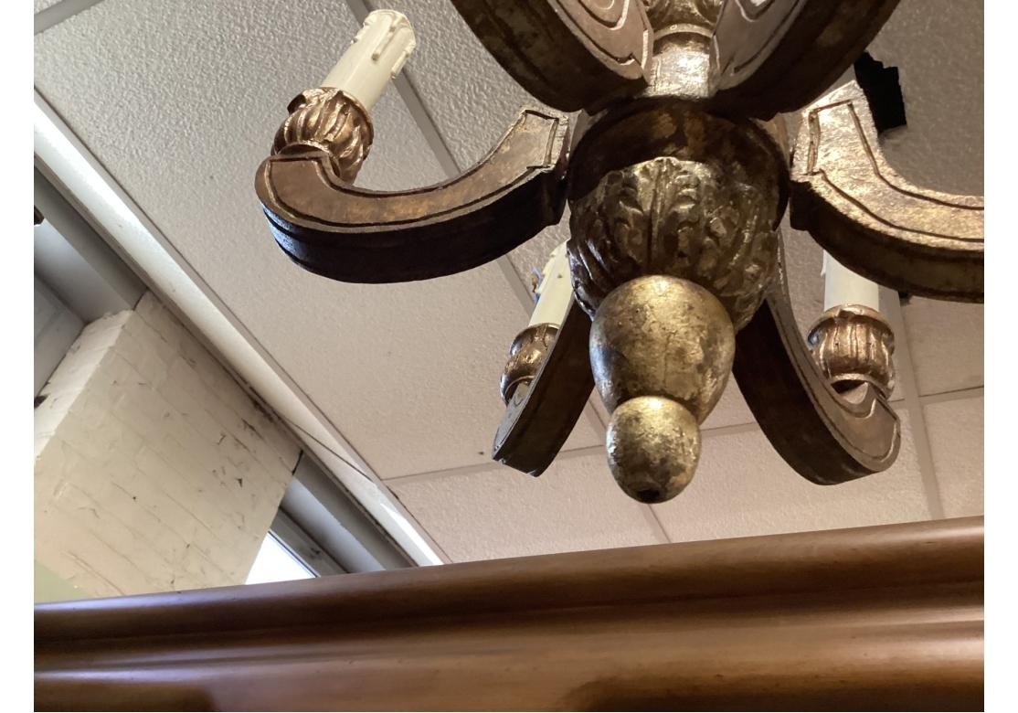 Feines Paar geschnitzter und vergoldeter Kronleuchter im Angebot 4