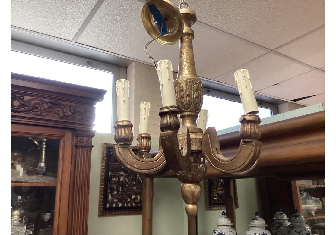 Feines Paar geschnitzter und vergoldeter Kronleuchter im Angebot 5