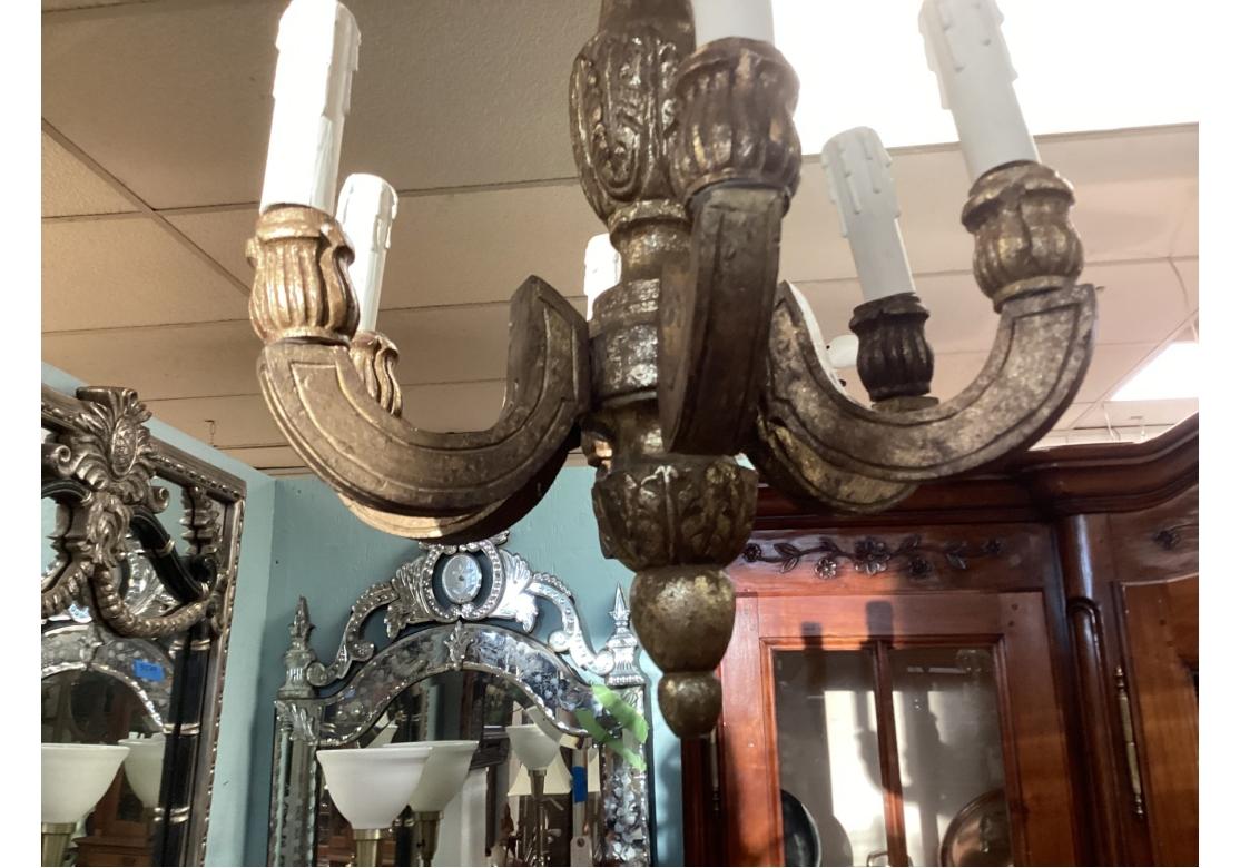 Feines Paar geschnitzter und vergoldeter Kronleuchter im Angebot 7