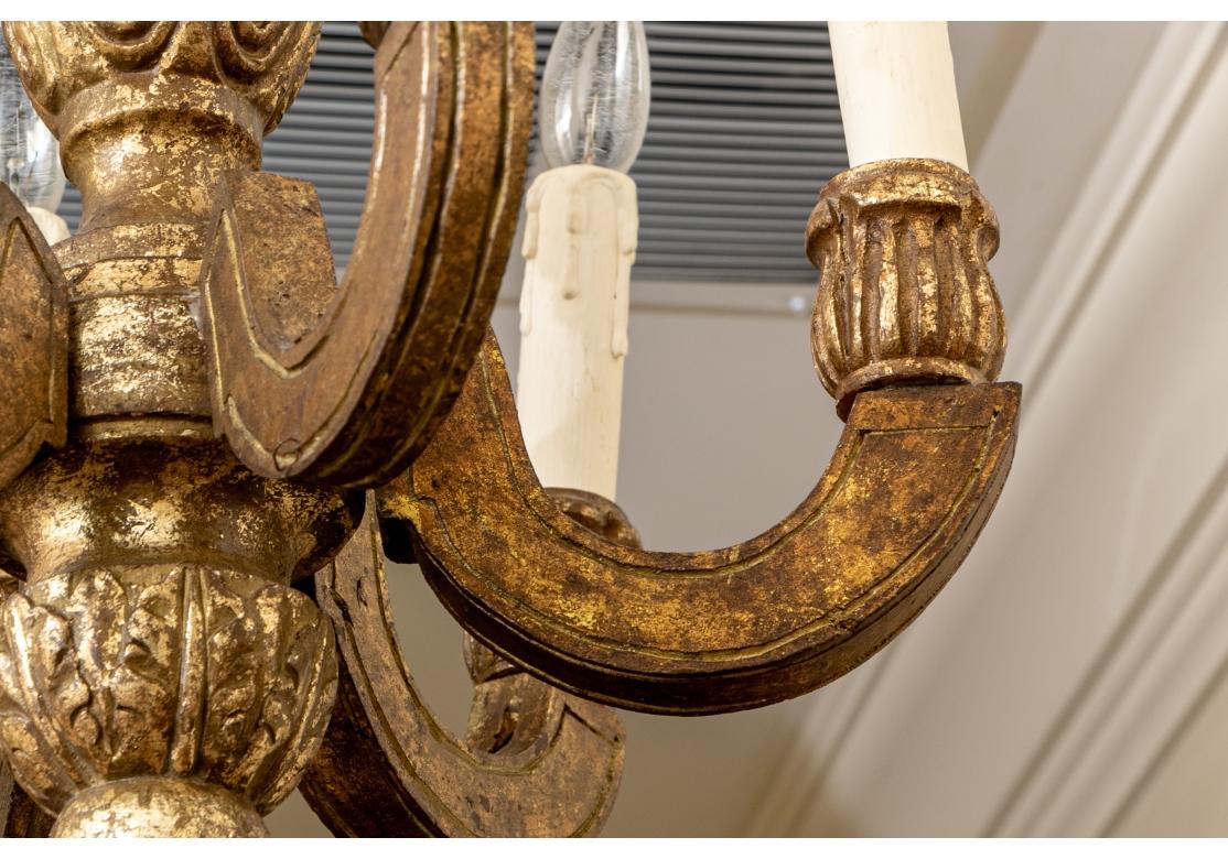 Feines Paar geschnitzter und vergoldeter Kronleuchter (Geschnitzt) im Angebot