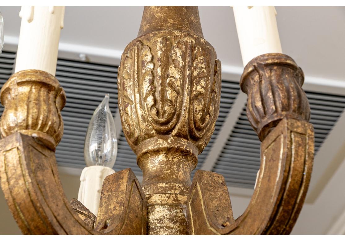 Feines Paar geschnitzter und vergoldeter Kronleuchter (Metall) im Angebot