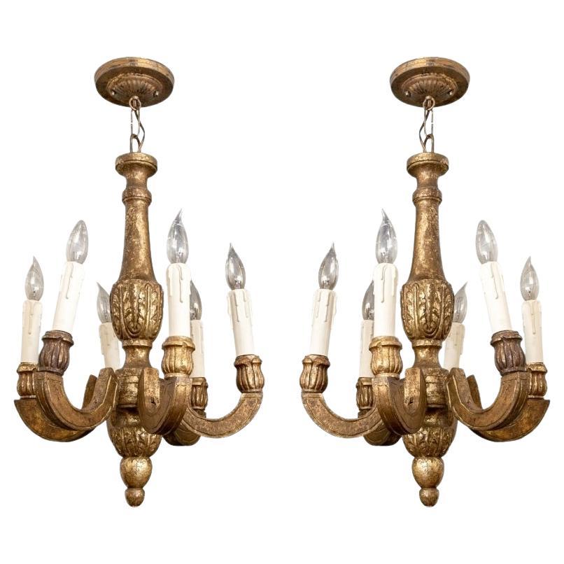 Bella coppia di lampadari intagliati e dorati